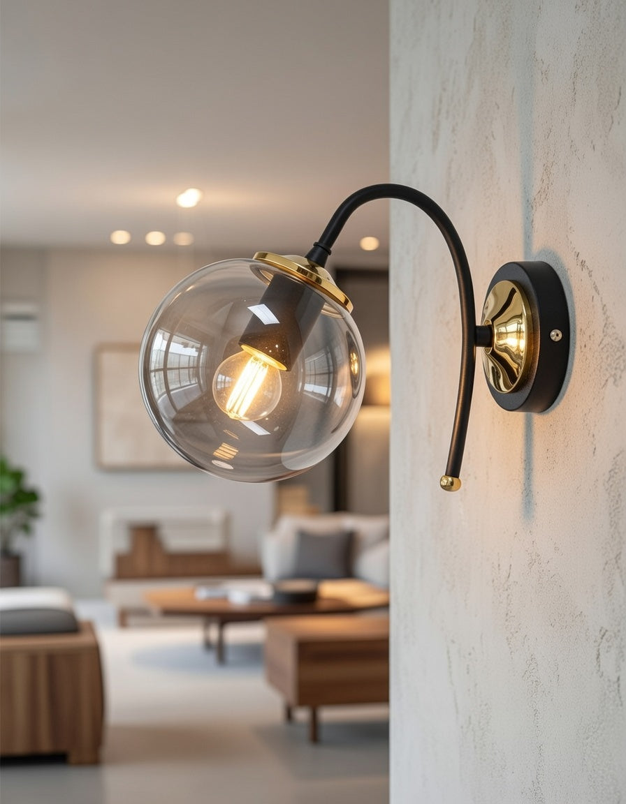 Applique Murale Globe Fumé Transparent Structure Noire Détails Dorés Design Moderne