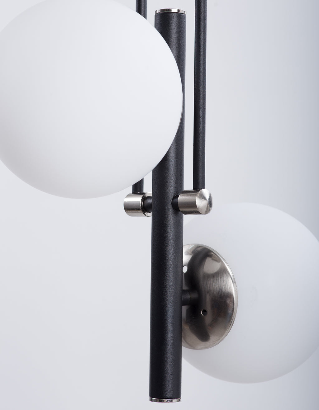 Lustre 2 Lumières Globes Blancs Opale Structure Noire Détails Chromés Design Moderne