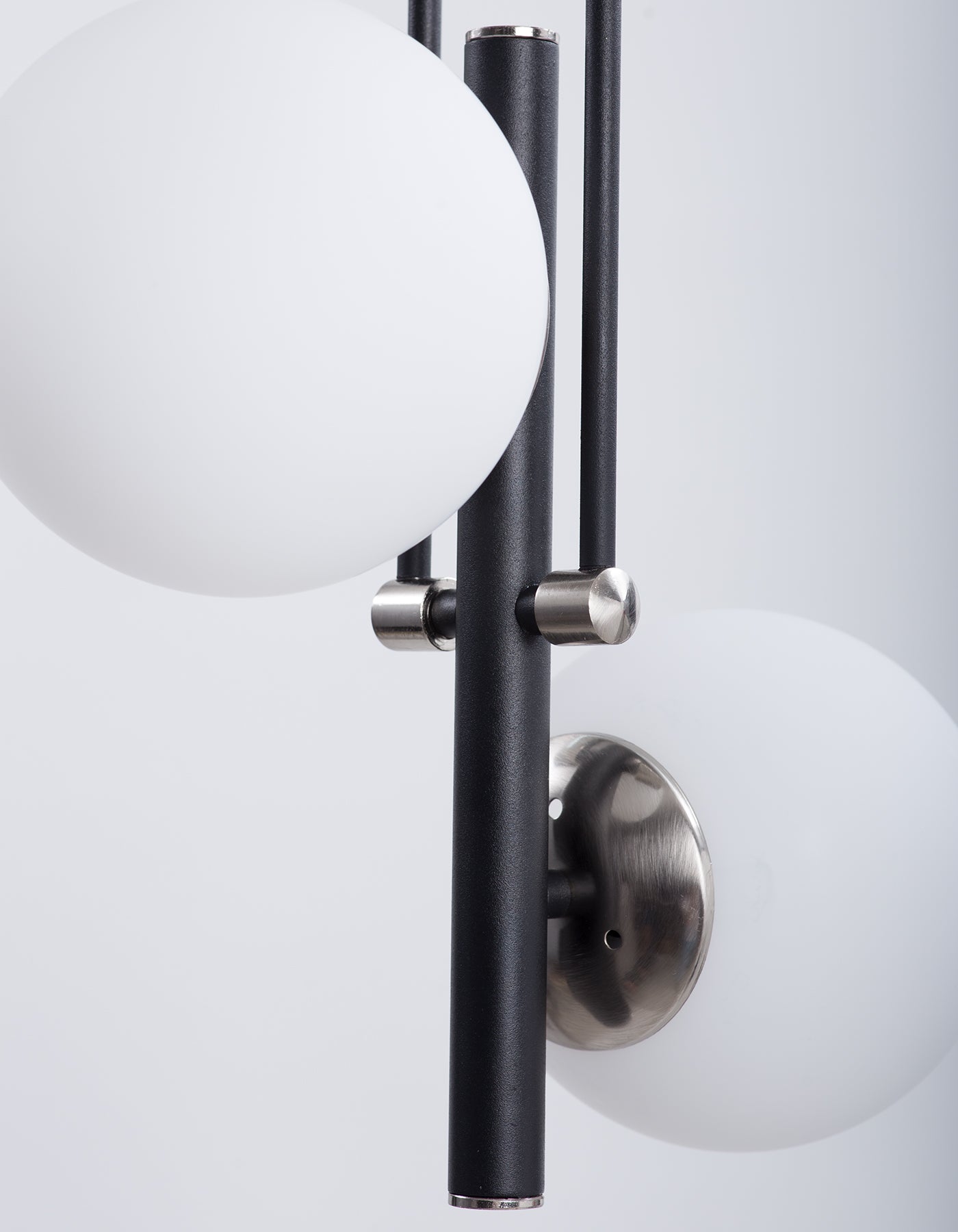 Lustre 2 Lumières Globes Blancs Opale Structure Noire Détails Chromés Design Moderne