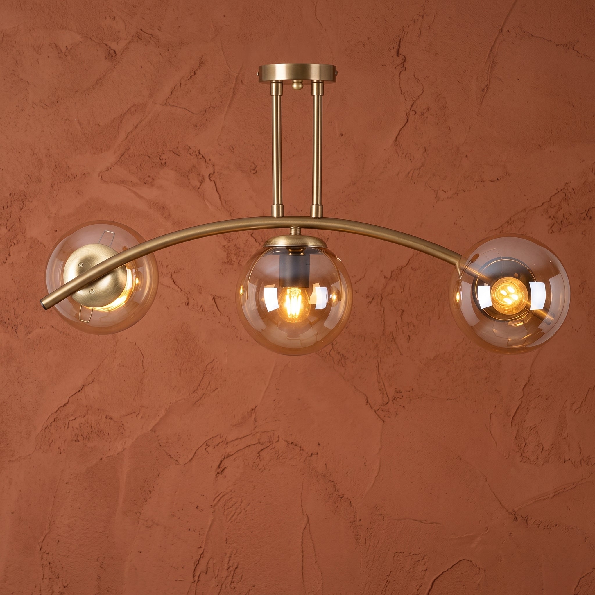 Plafonnier 3 globes ambrés finition laiton doré design moderne IP40