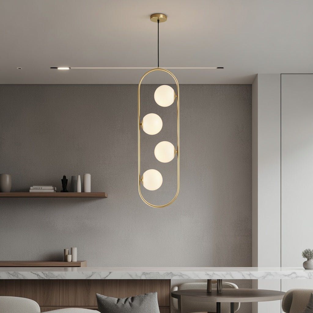 Vue de face lustre 4 globes opale blanc dorés allumés salle à manger