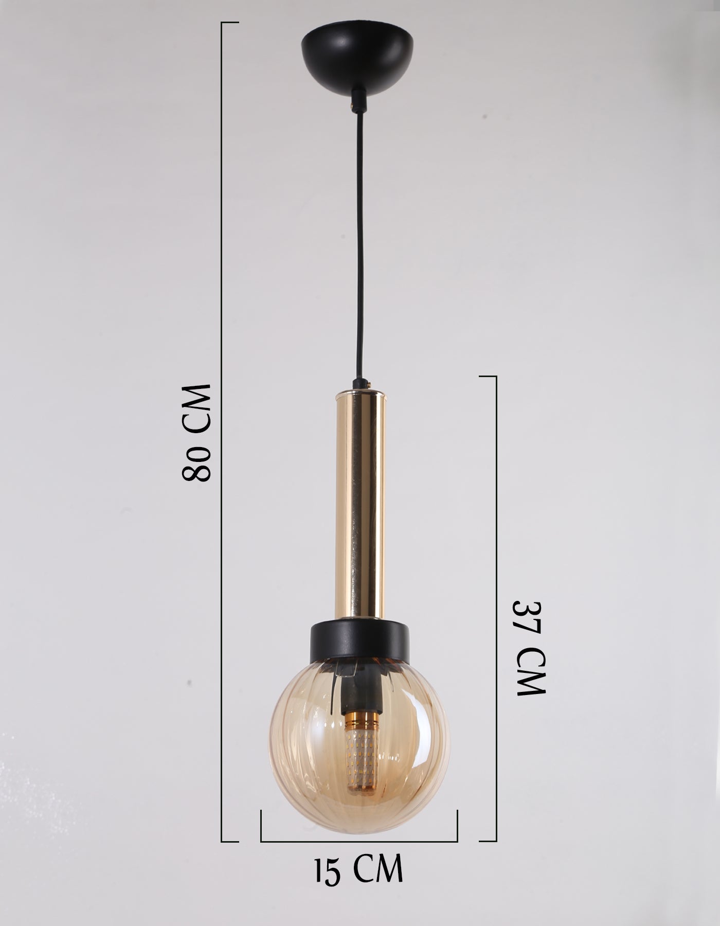 Lustre Suspendu Globe Ambré Côtelé Détail Doré Design Moderne