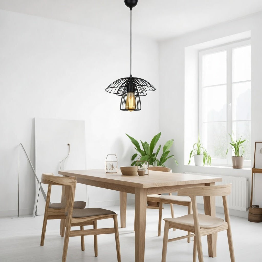Lustre champignon noir installé au dessus d'une table à manger