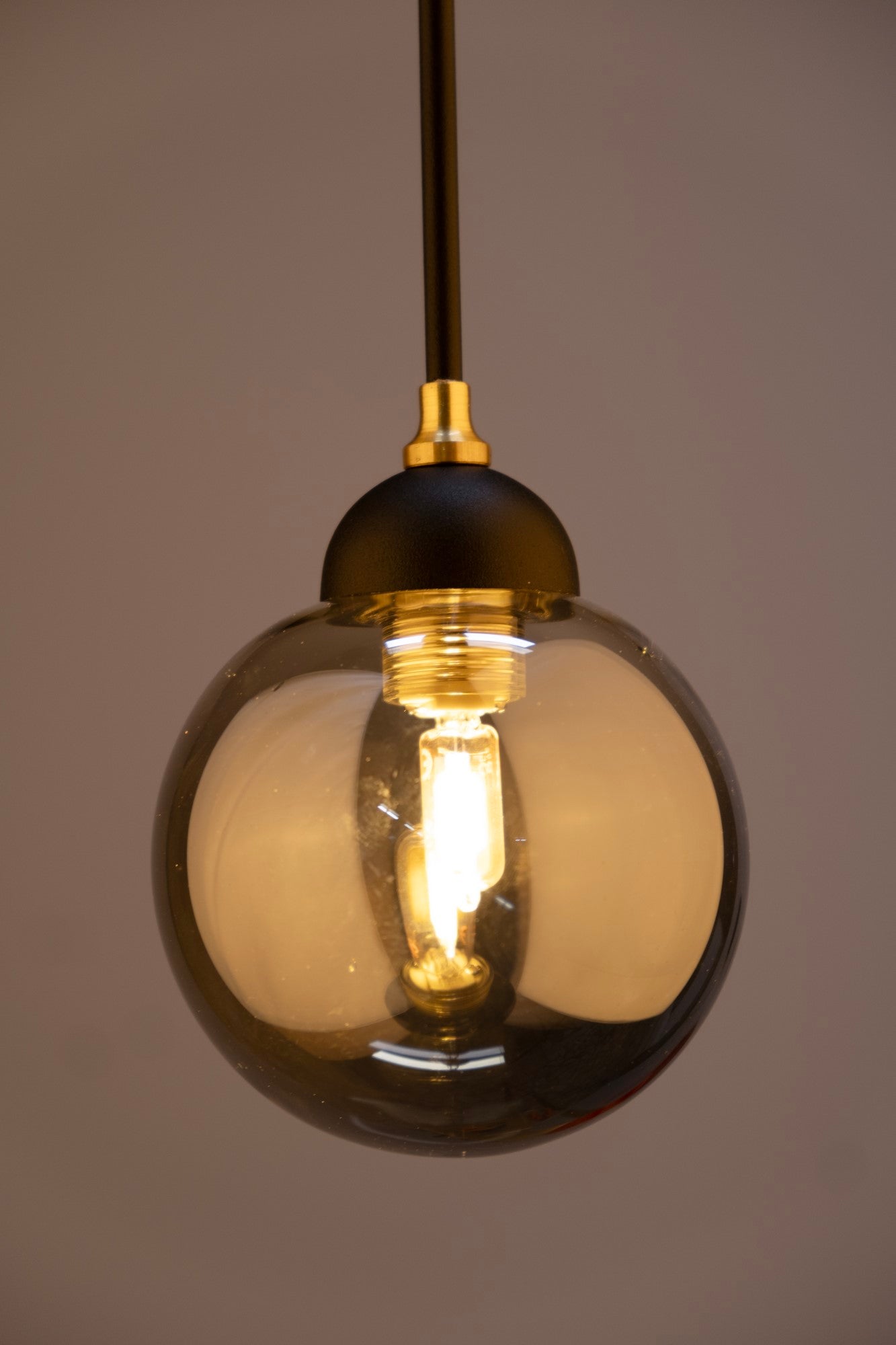 Lustre Suspendu Globe Fumé Noir et Doré - E27