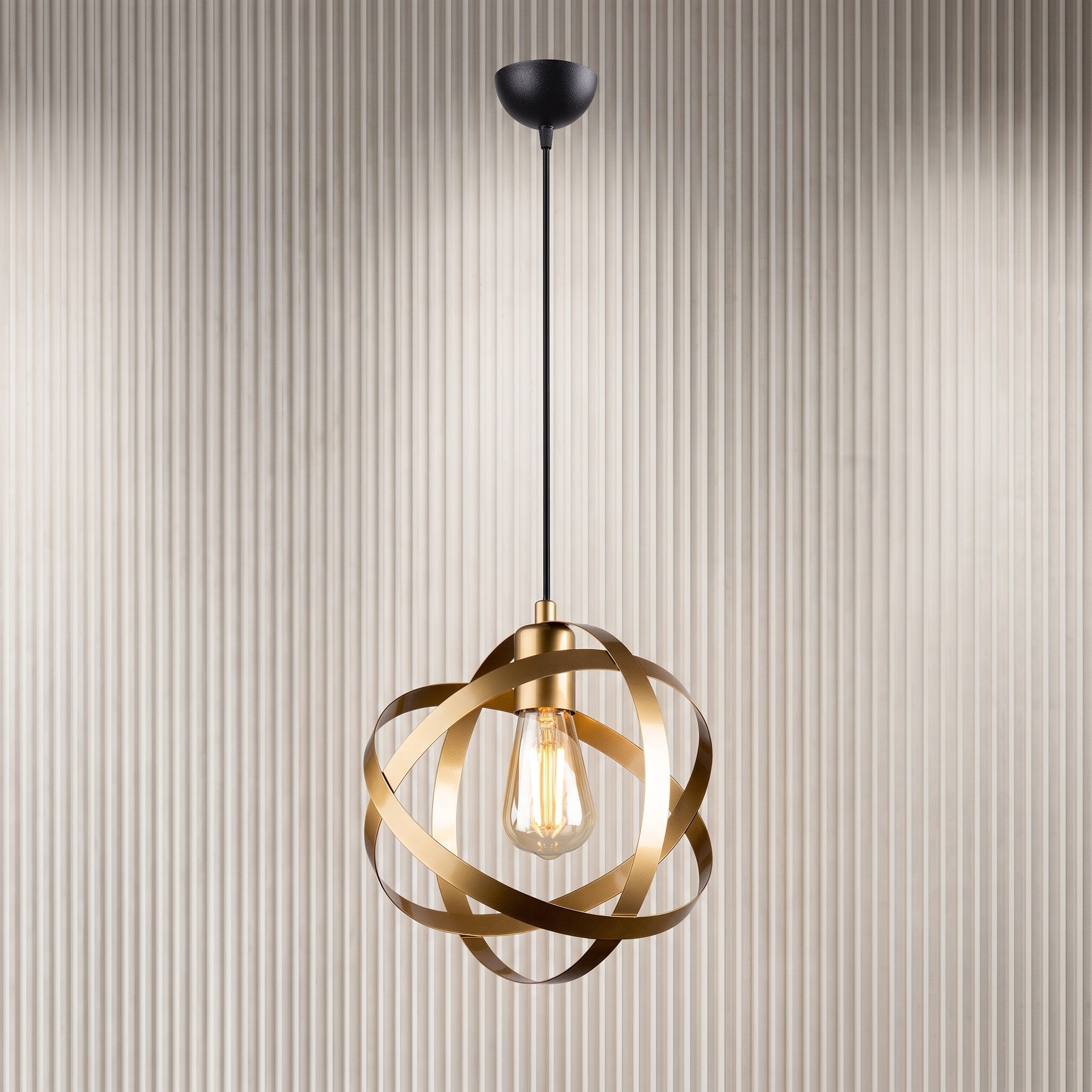Lustre sphère anneaux dorés design sculptural moderne