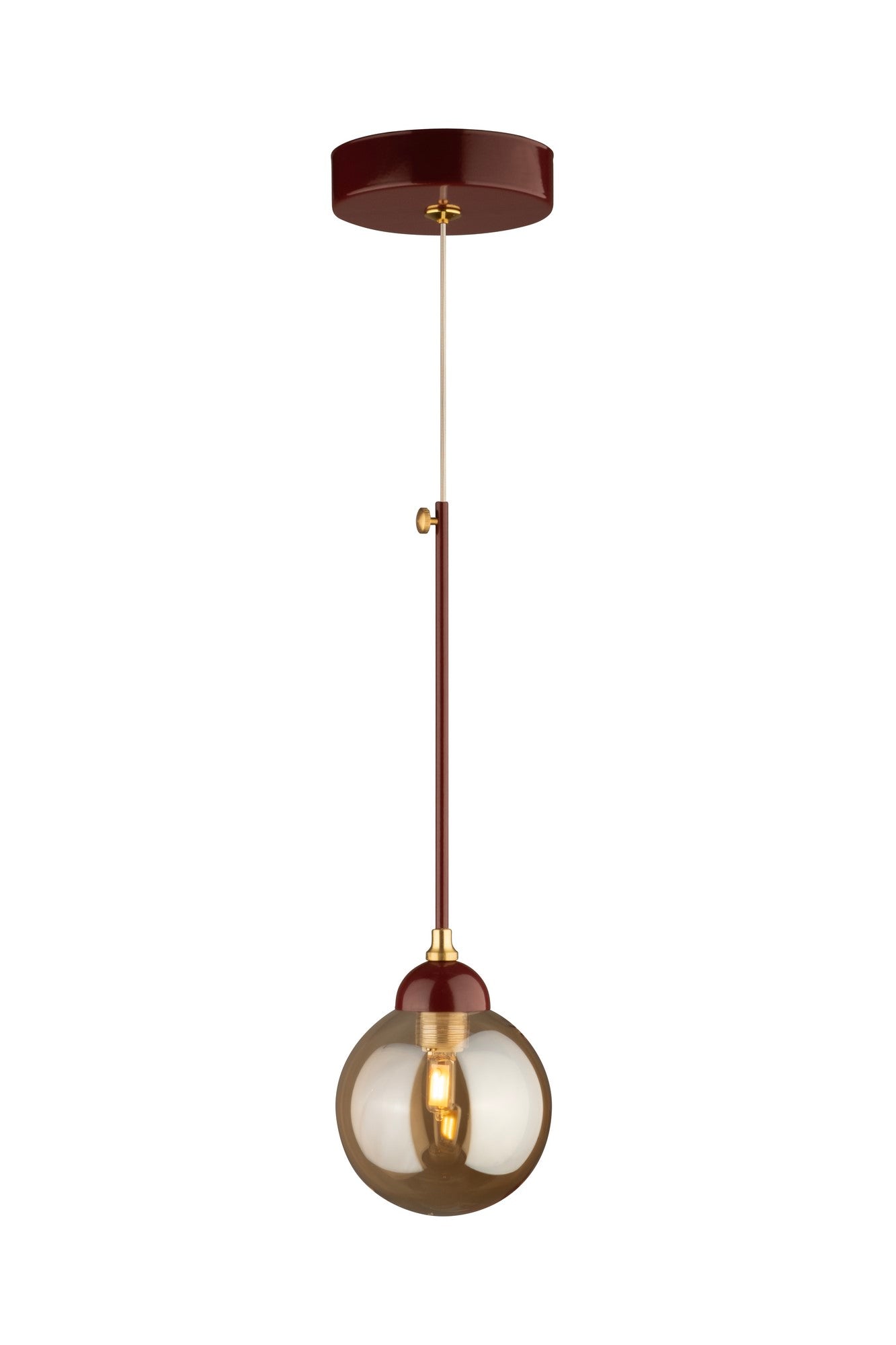 Suspension globe fumé bordeaux installée au-dessus d'une table à manger moderne — décoration intérieure élégante