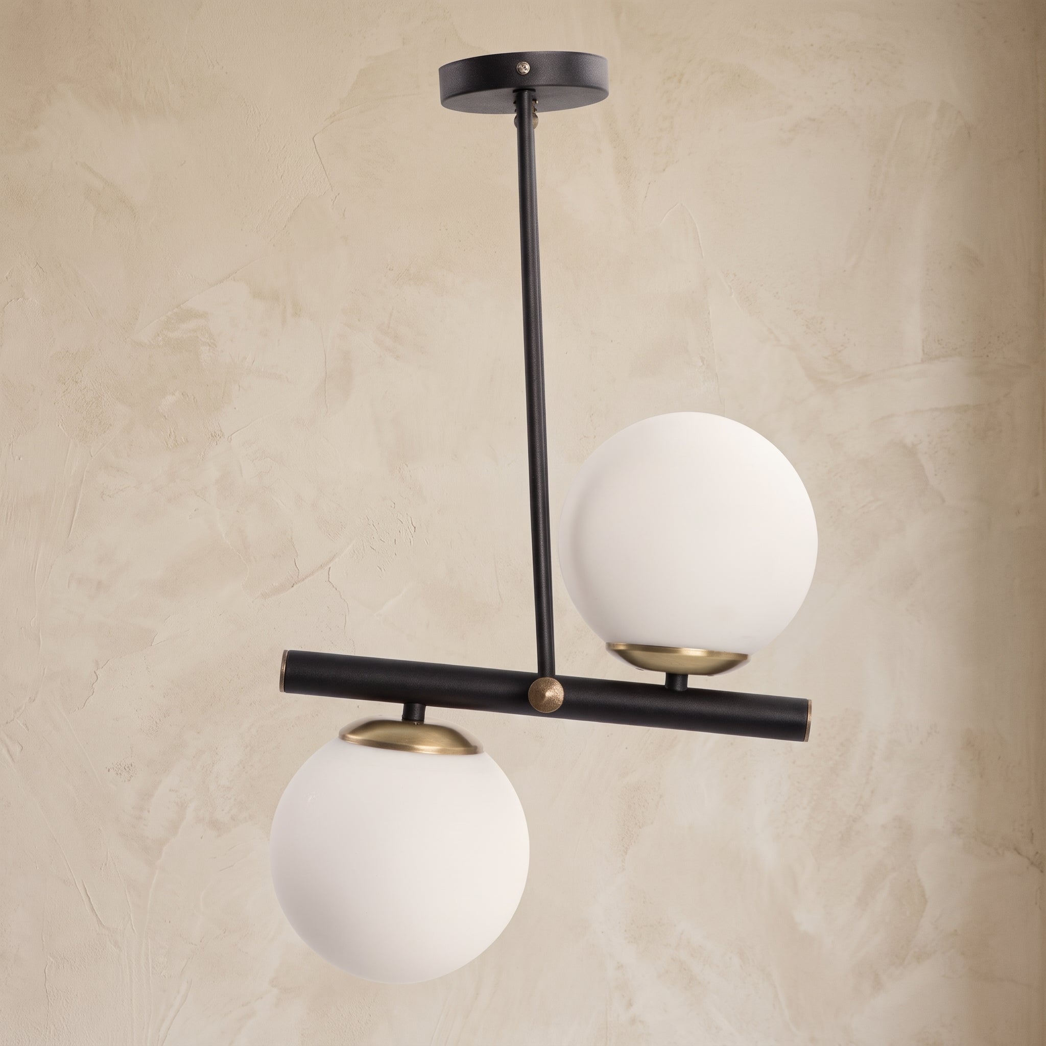 Lustre 2 globes opale blanc structure noire détails dorés design moderne IP40