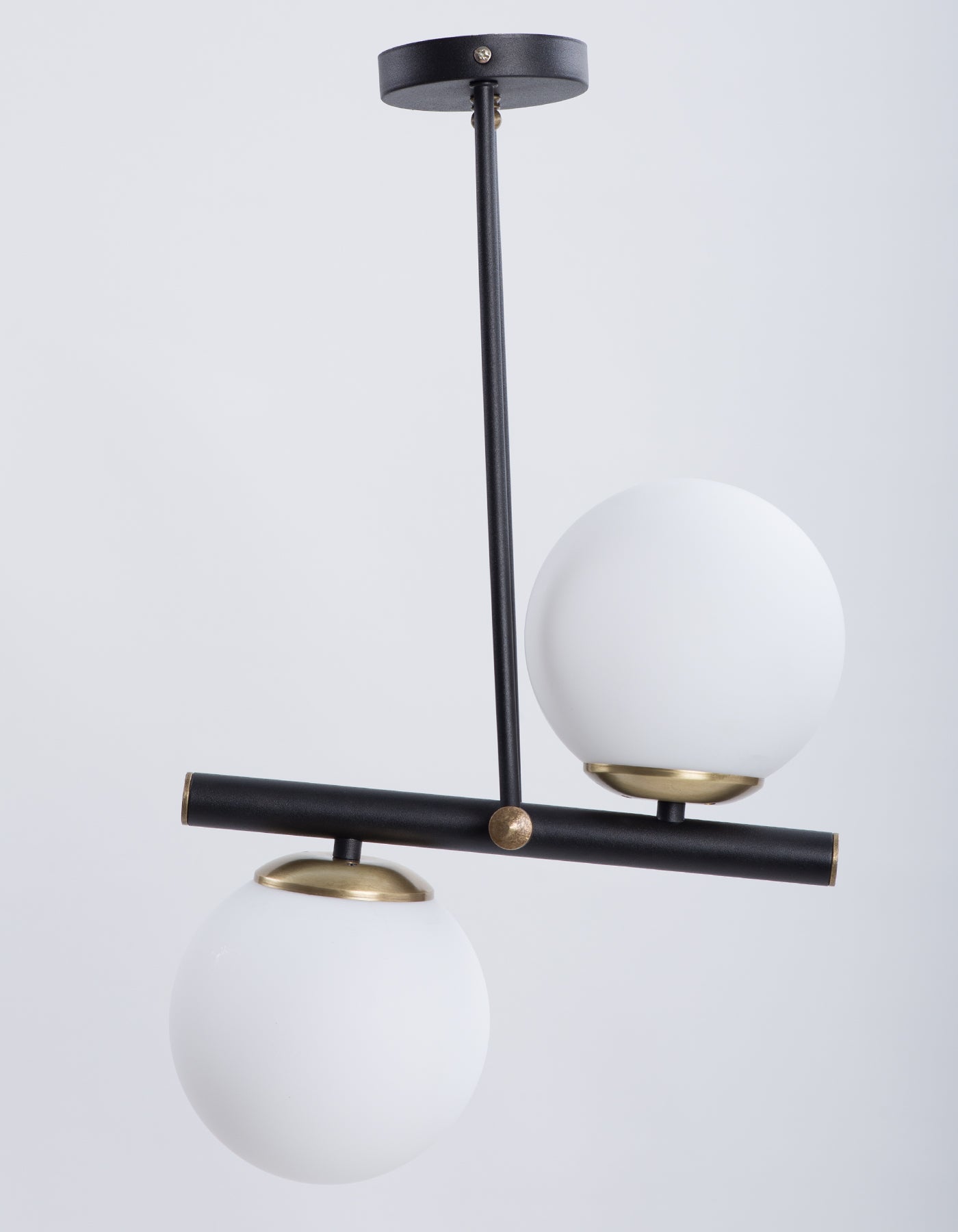 Lustre 2 Lumières Globes Blancs Opale Structure Noire Détails Dorés Design Moderne