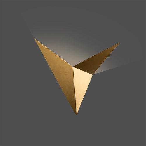 Applique murale géométrique dorée design moderne avec formes triangulaires – vue allumée