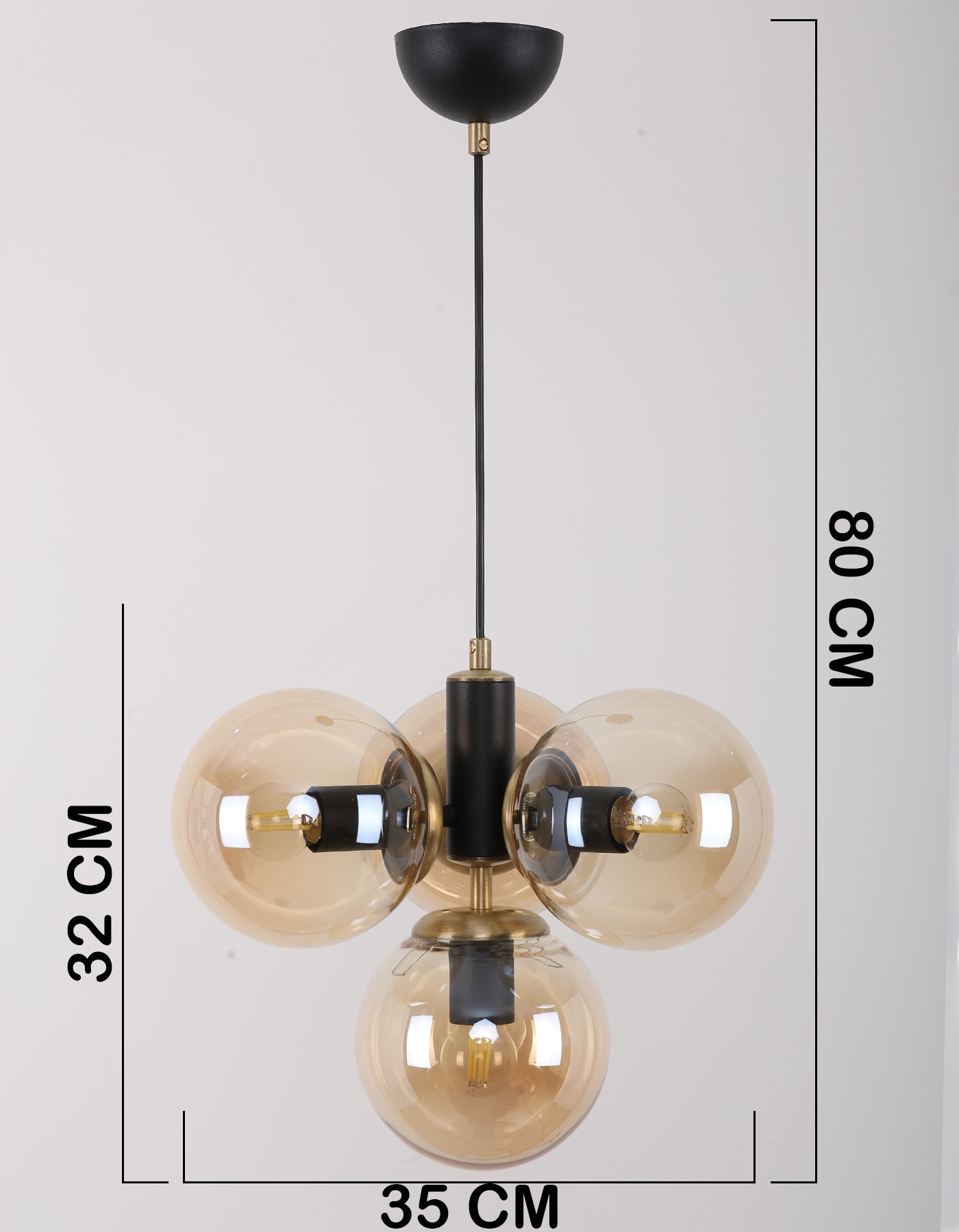 Détail des globes ambrés avec structure noir mat et laiton