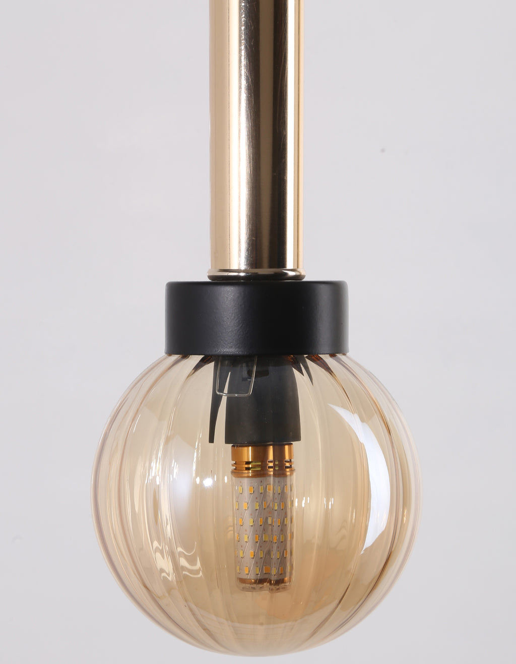 Lustre Suspendu Globe Ambré Côtelé Détail Doré Design Moderne