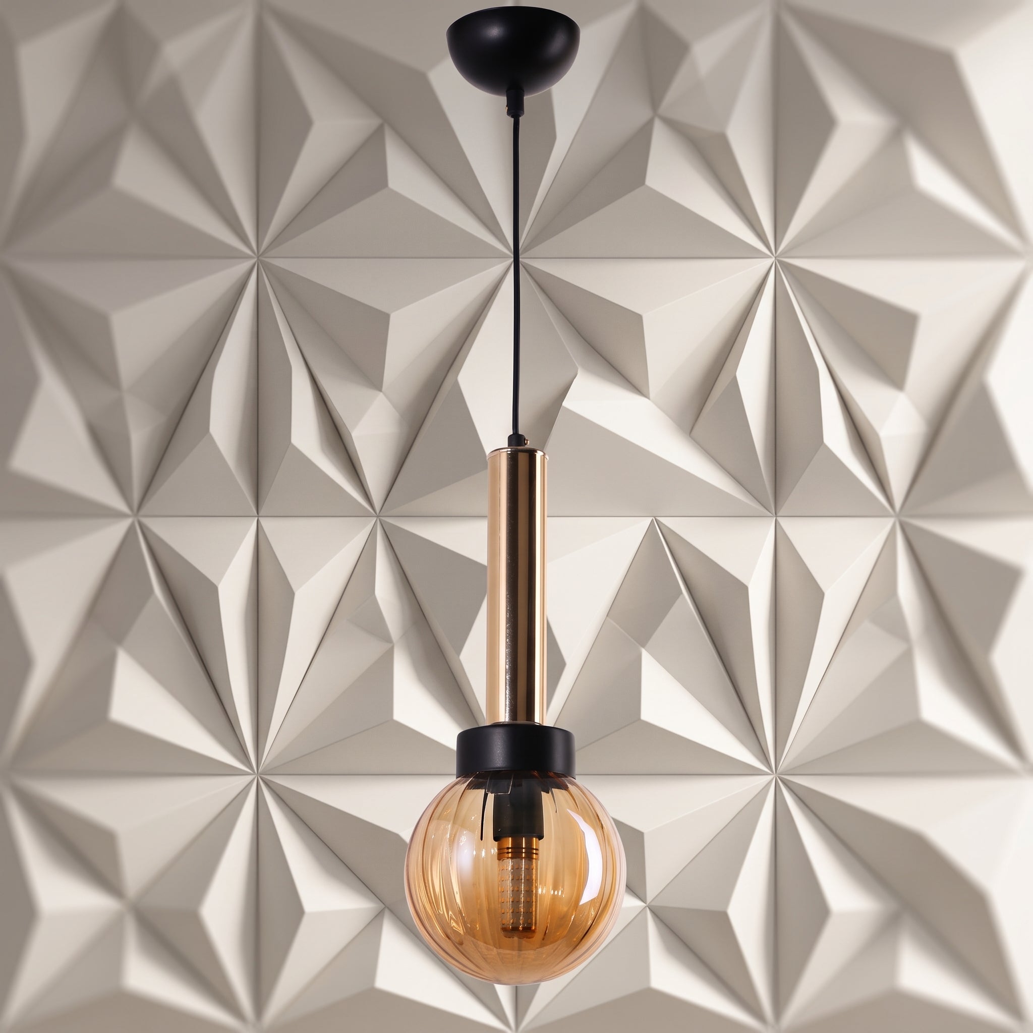 Lustre globe ambré côtelé détail doré design moderne IP40