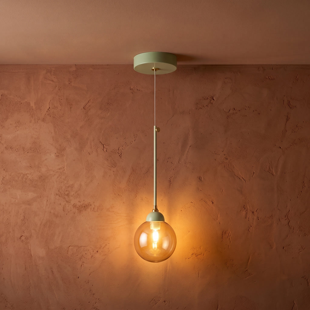 Lustre suspendu globe fumé structure vert pastel détails dorés