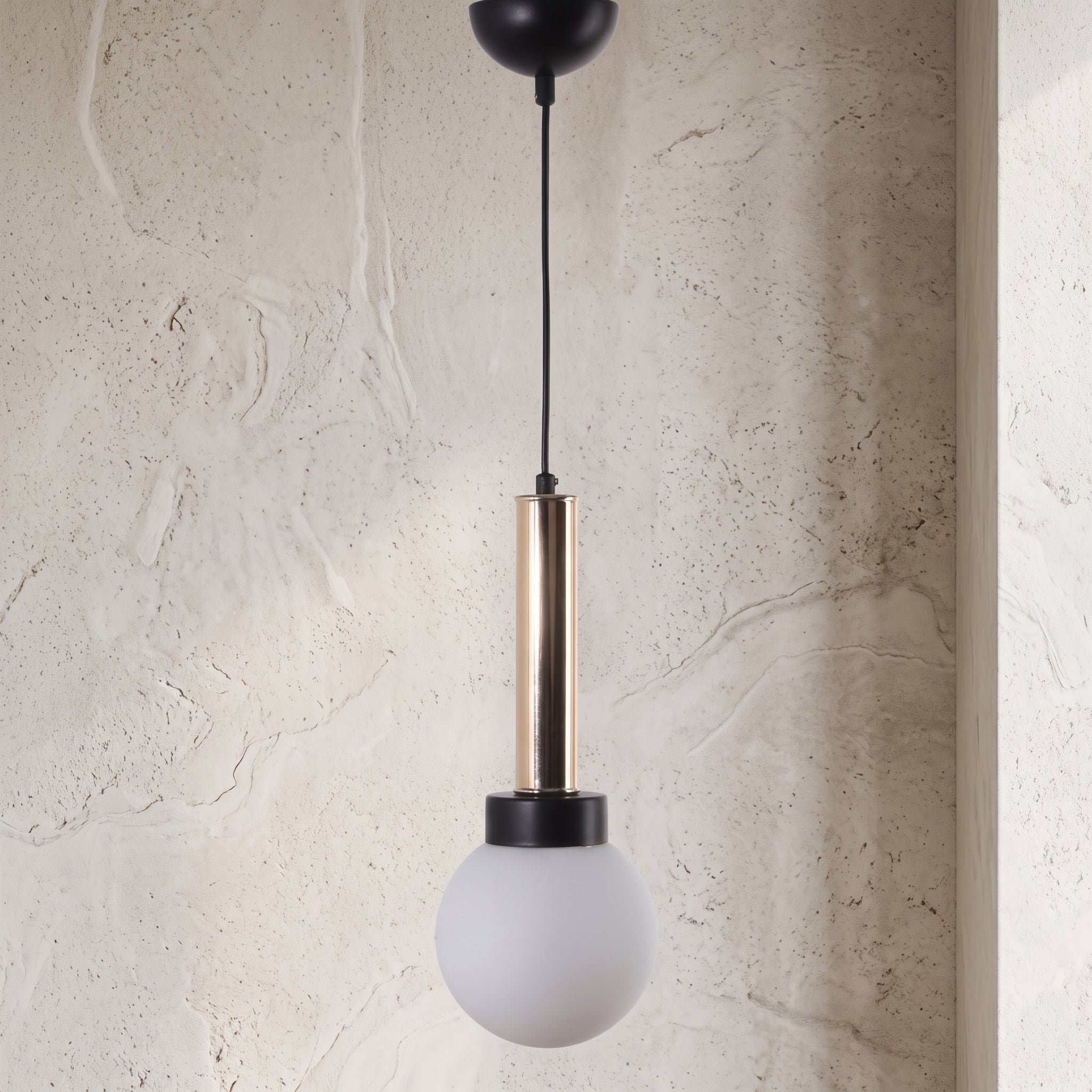 Lustre globe gris opale détail doré design quiet luxury IP40