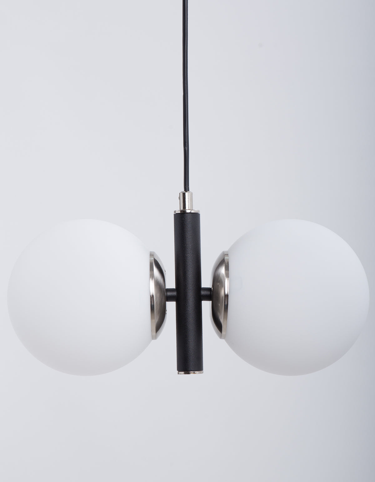 Détail des deux globes blanc opale et de la structure noire avec finition chrome