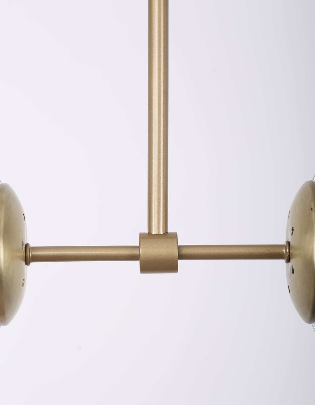 Détail de la structure et de la finition laiton brossé de la suspension 2 globes fumés