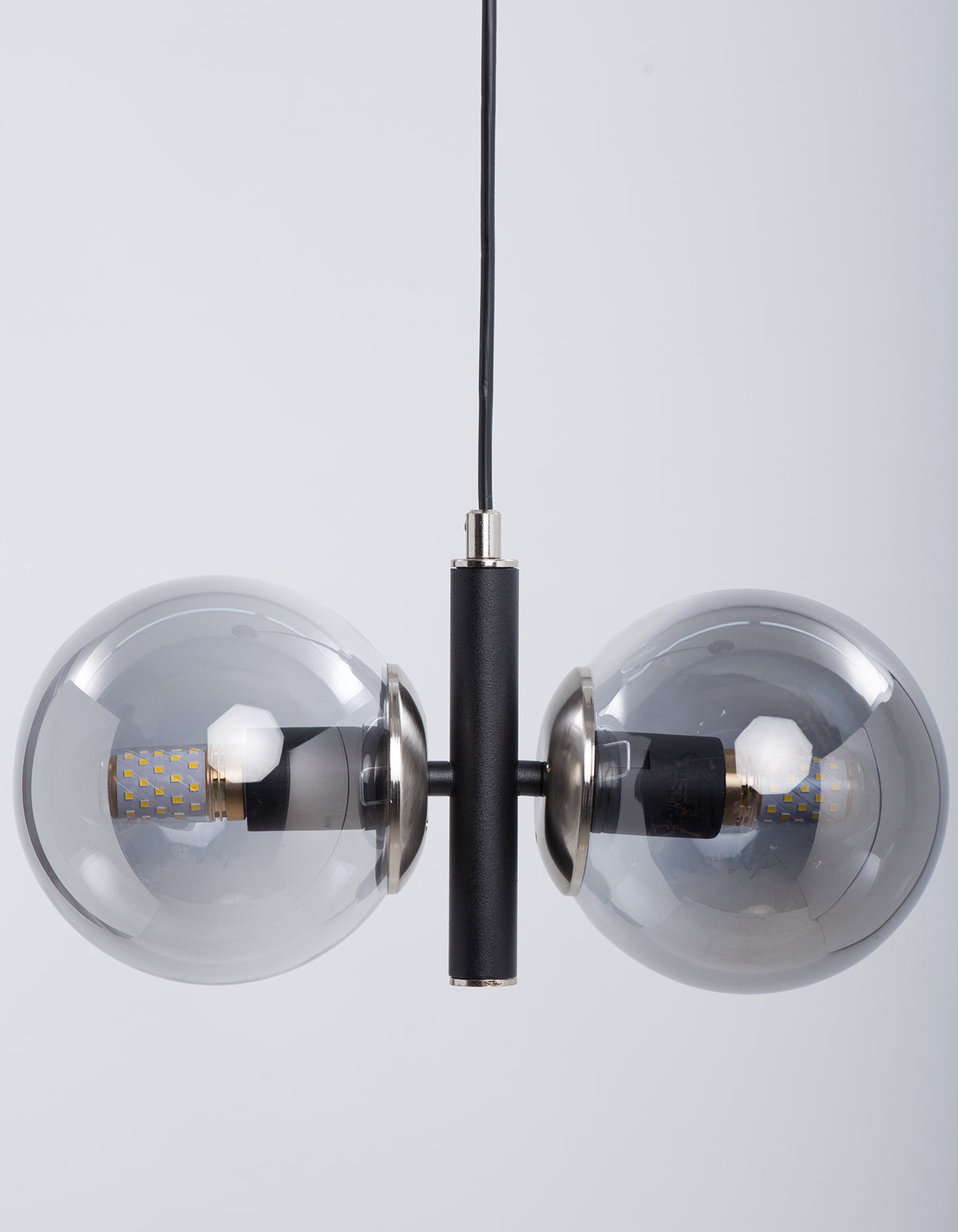Détail des deux globes en verre fumé et de la structure noire avec finition chrome