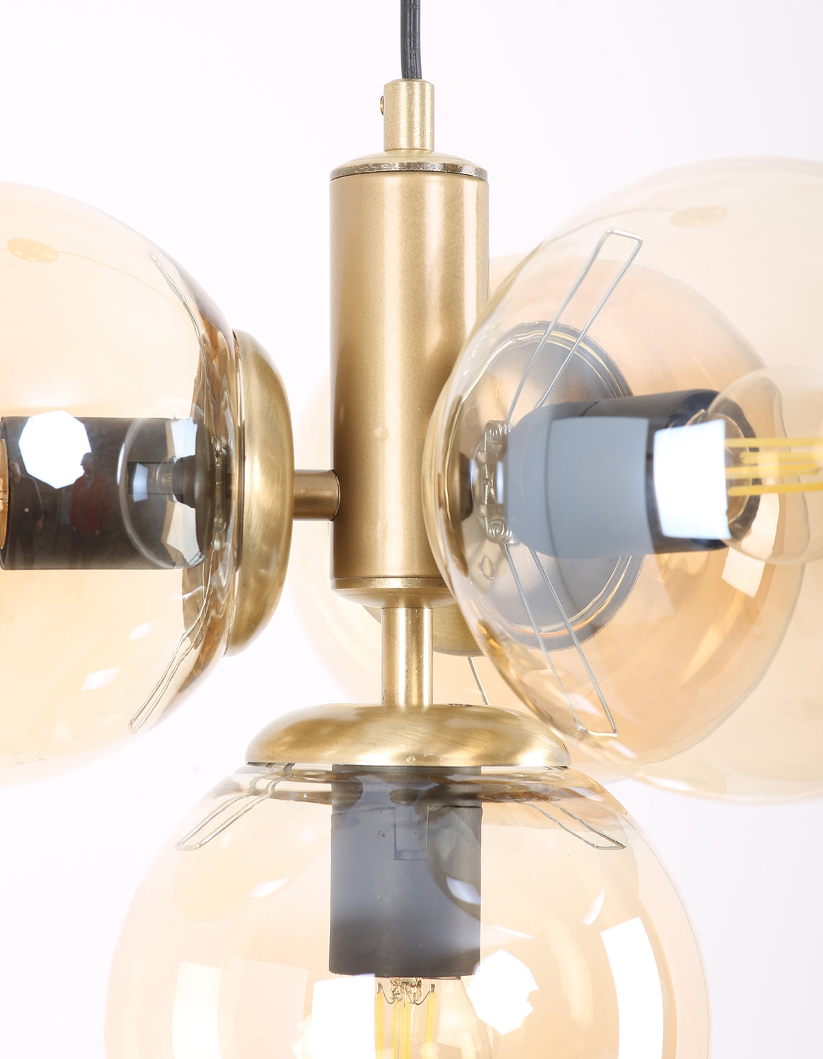 Détail de la structure finition laiton brossé et des globes en verre ambré transparent