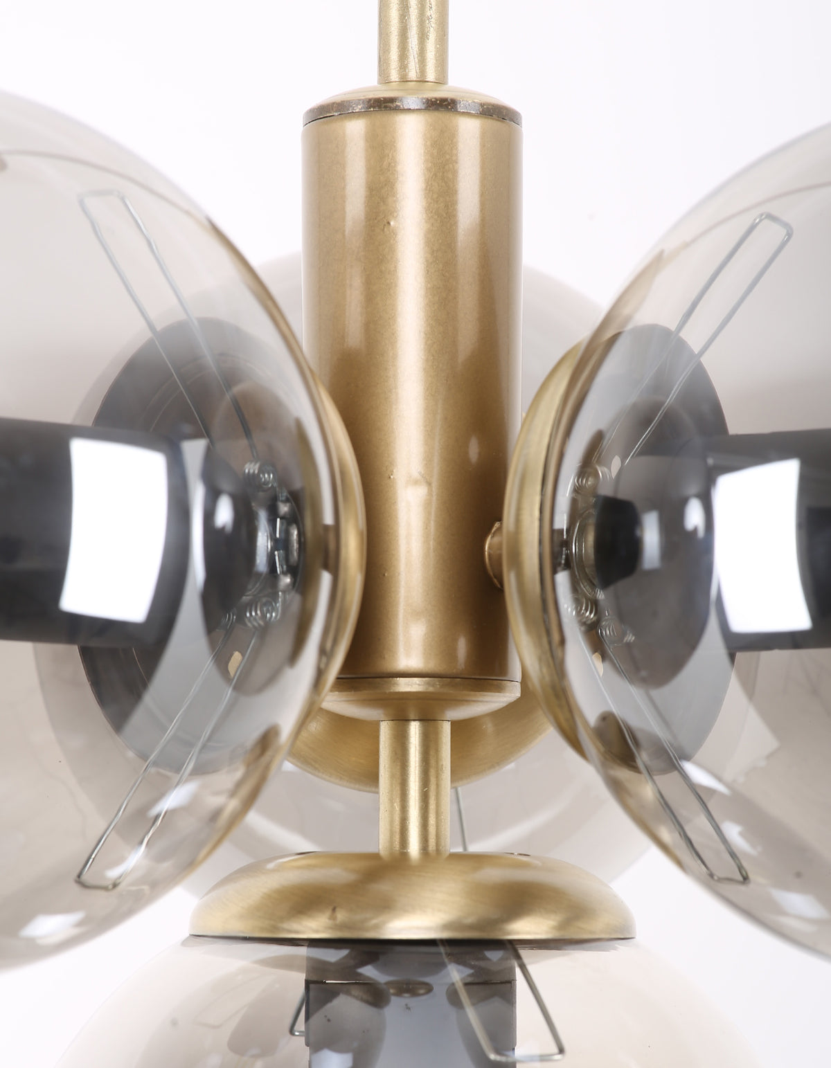 Détail de la structure finition laiton brossé entre les globes en verre fumé