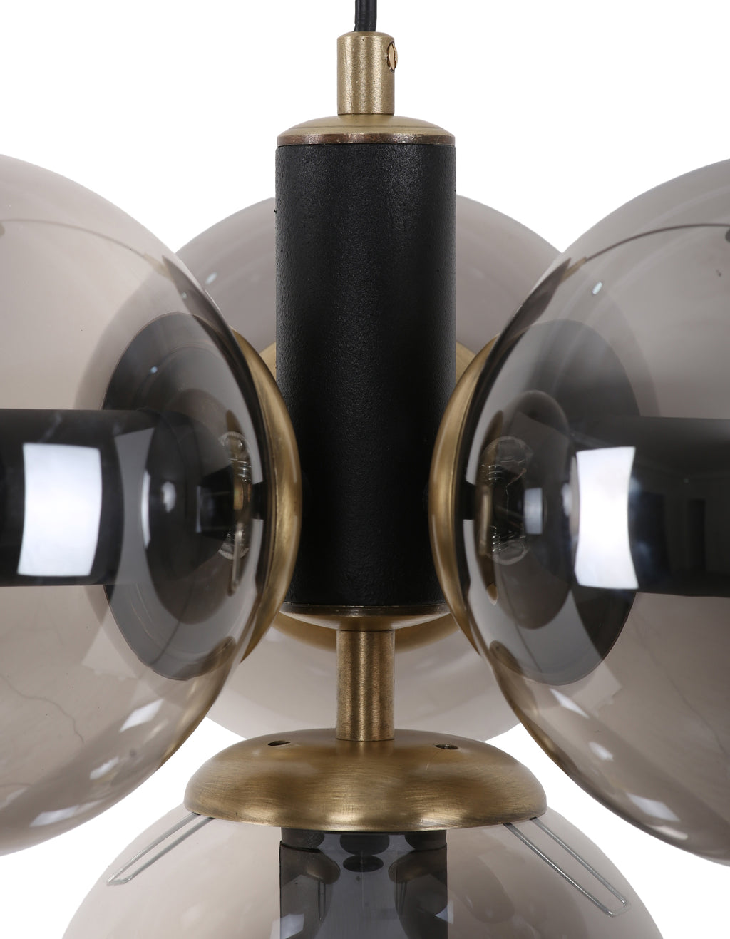 Détail de la structure noir mat et des détails laiton entre les globes en verre fumé