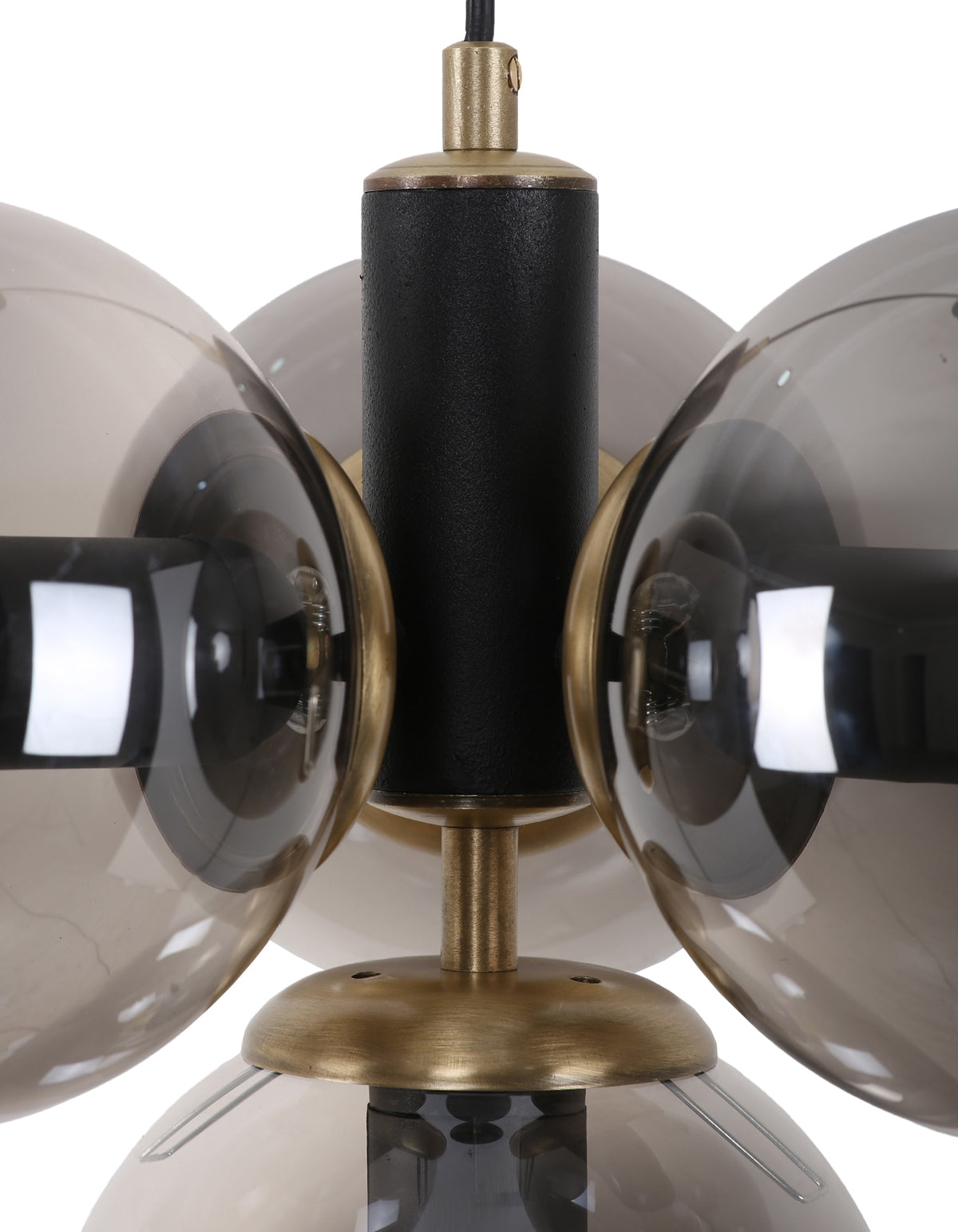 Détail de la structure noir mat et des détails laiton entre les globes en verre fumé