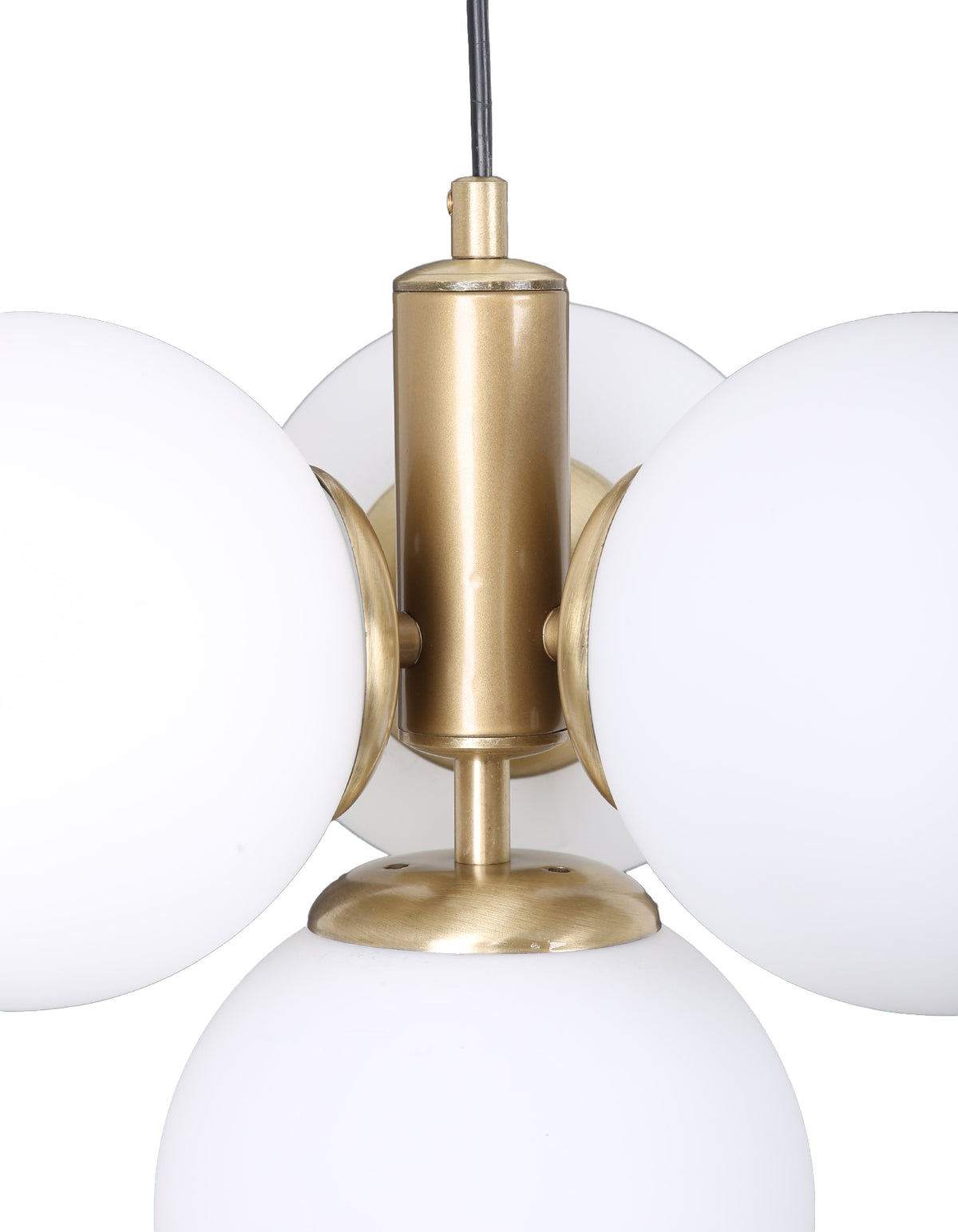 Détail de la structure finition laiton brossé et des globes en verre blanc opale