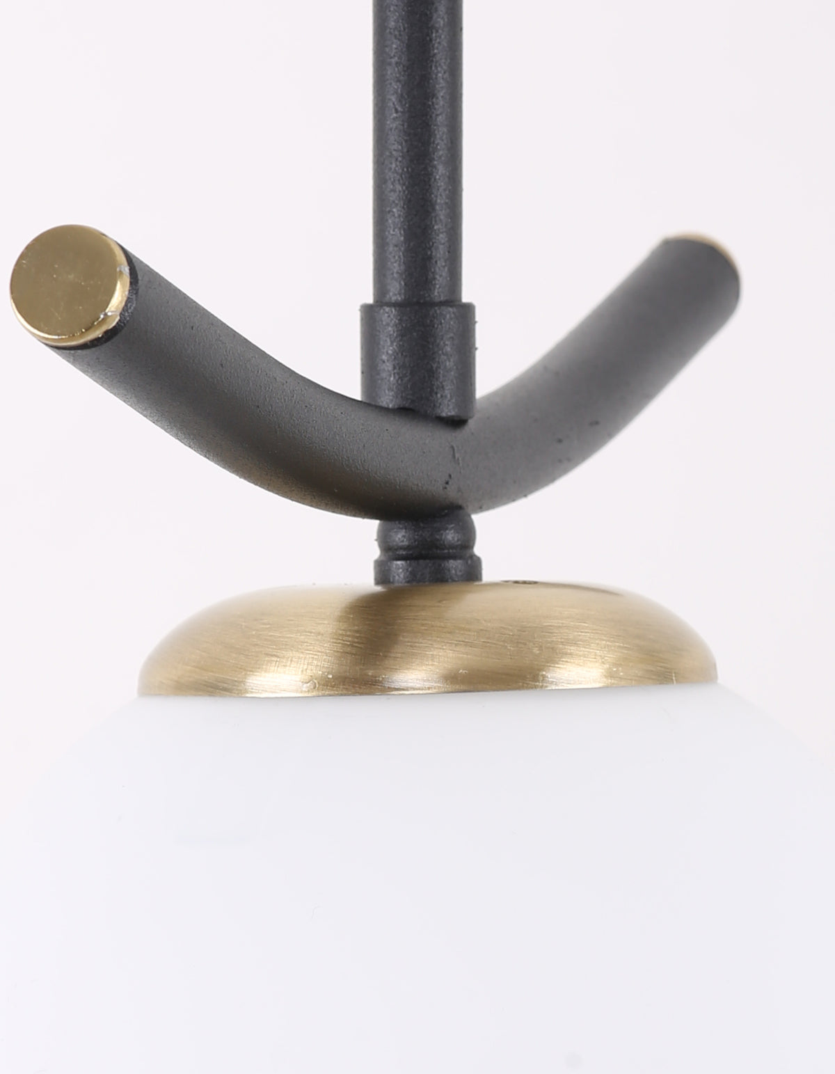 Détail de la structure noire et des finitions dorées de la suspension globe blanc opale