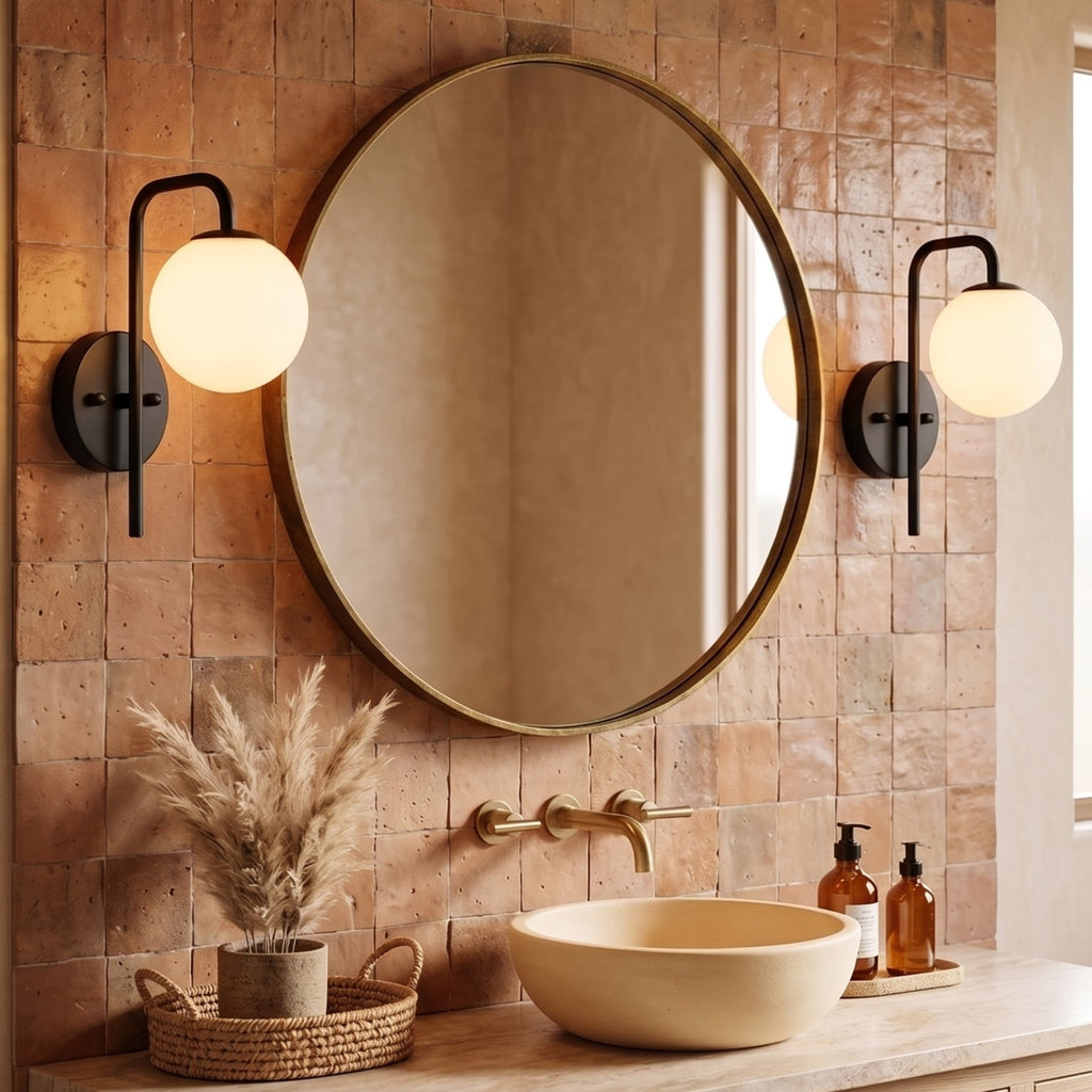 Ensemble de 2 appliques murales globe blanc opale design moderne noir installées sur carrelage terracotta