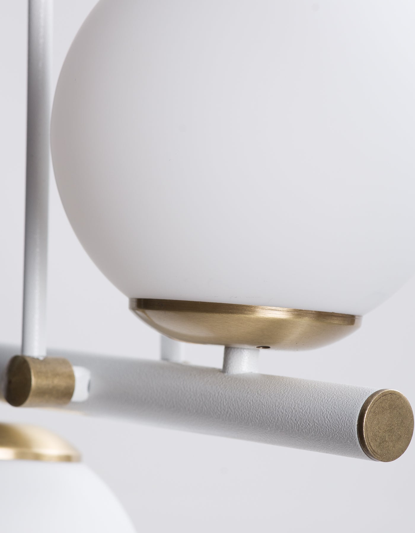 Lustre 2 Lumières Globes Blancs Opale Structure Blanche Détails Dorés Design Moderne