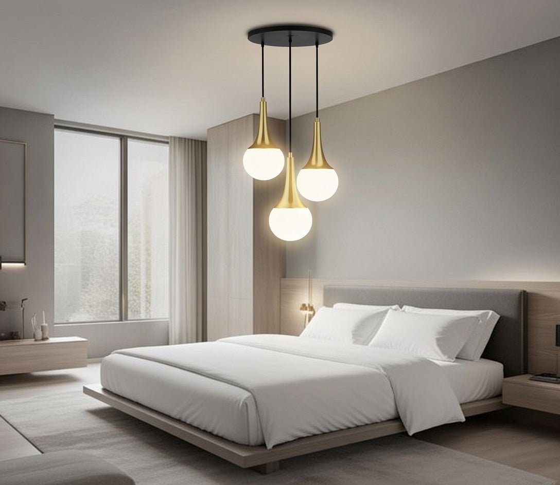 Lustre 3 globes opale cols dorés rosace noire chambre contemporaine vue