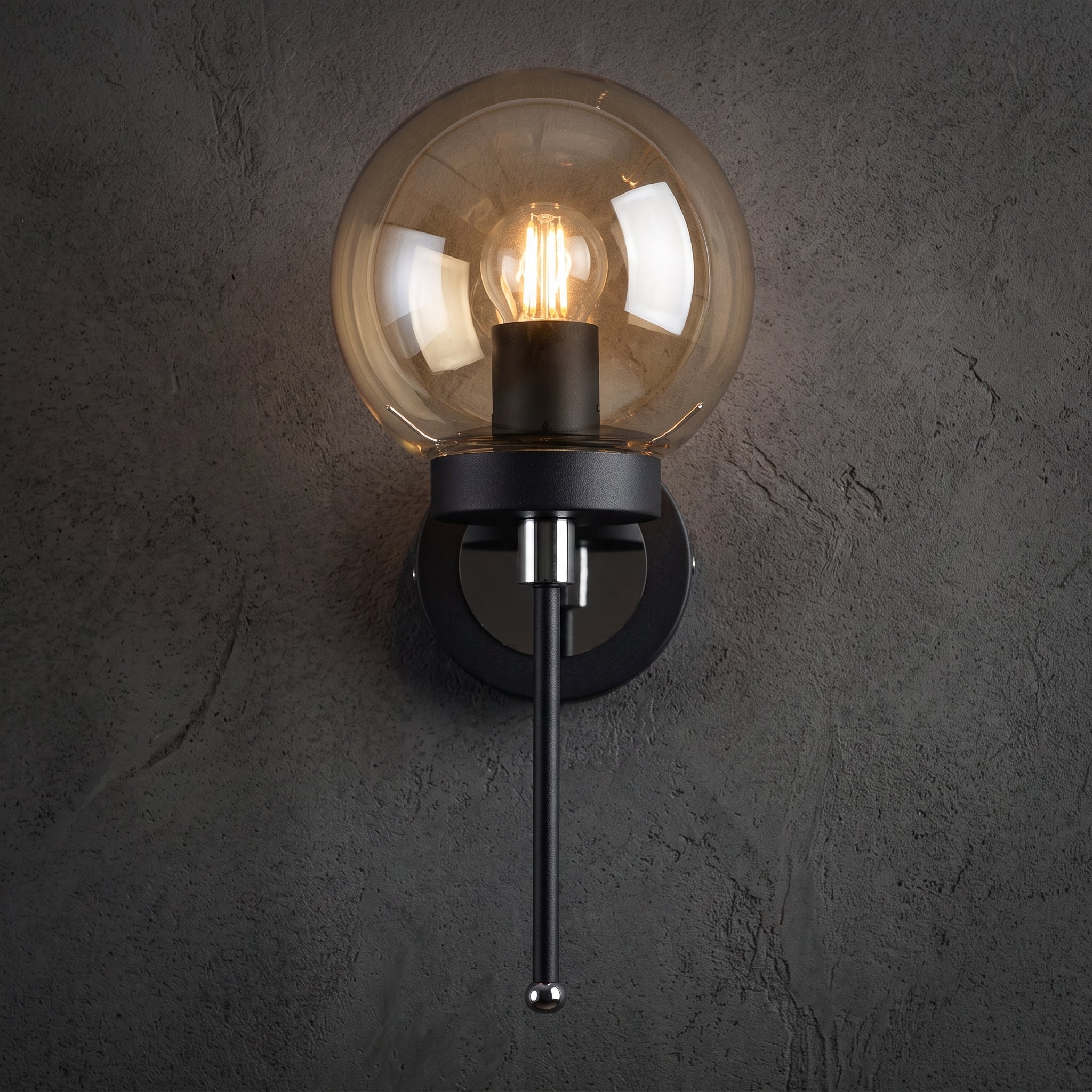 Applique murale globe ambré structure noire détails chromés design moderne IP40