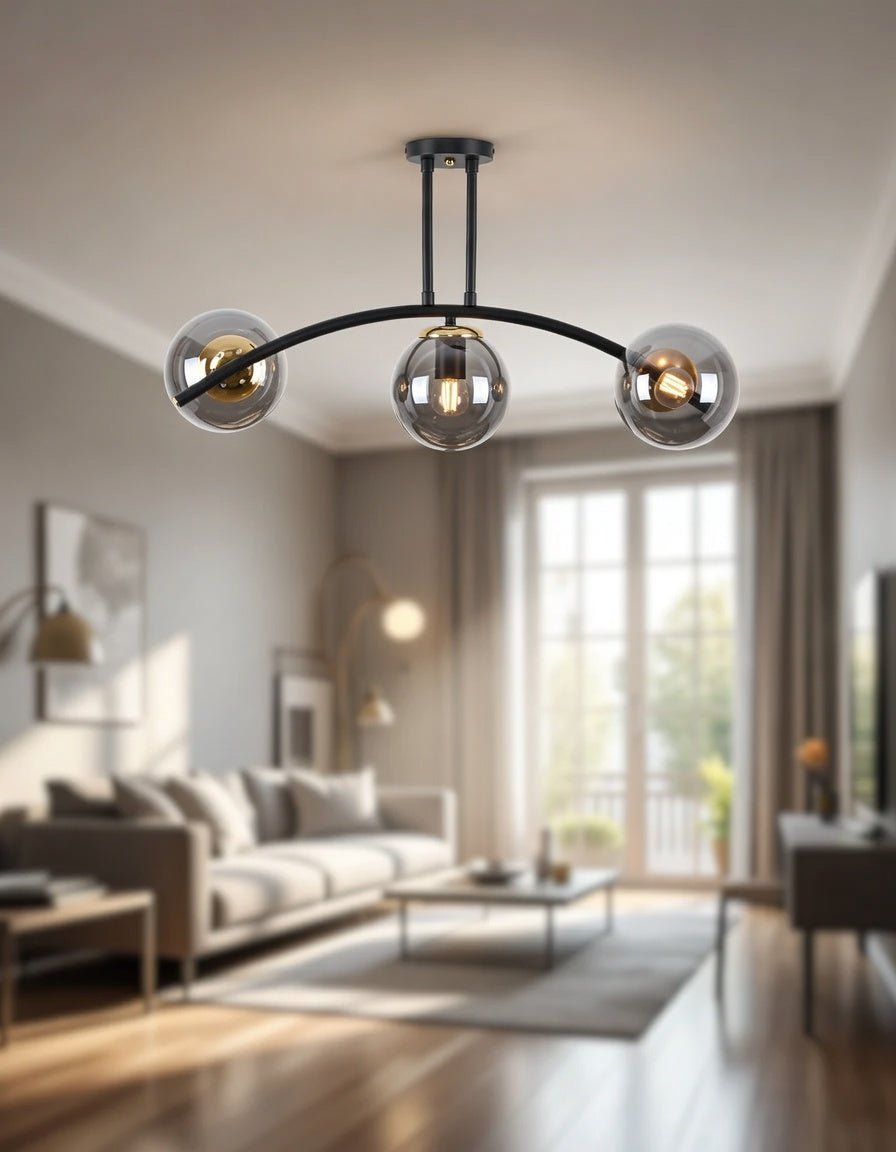 Plafonnier 3 globes fumés structure courbée noire détails dorés salon contemporain – Lumidestock