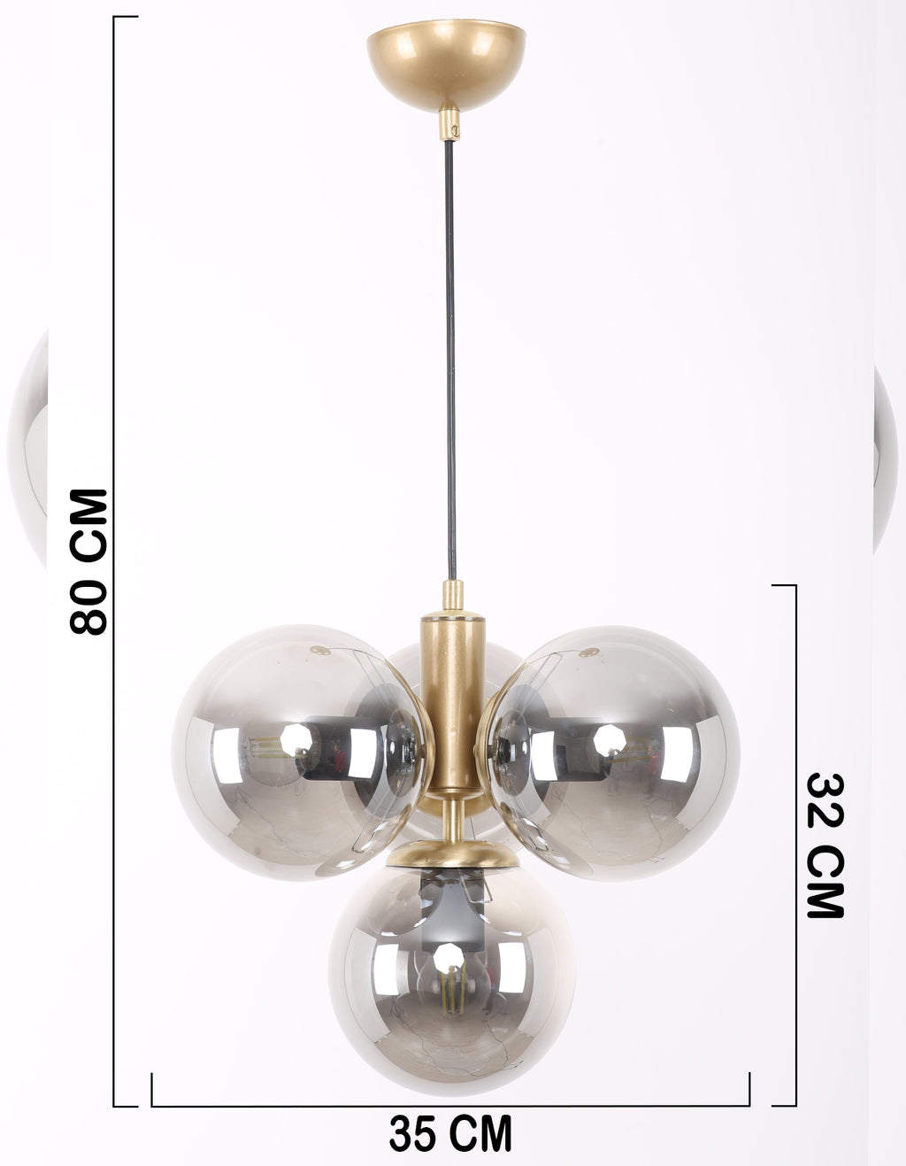 Détail des globes fumés avec finition laiton brossé élégante