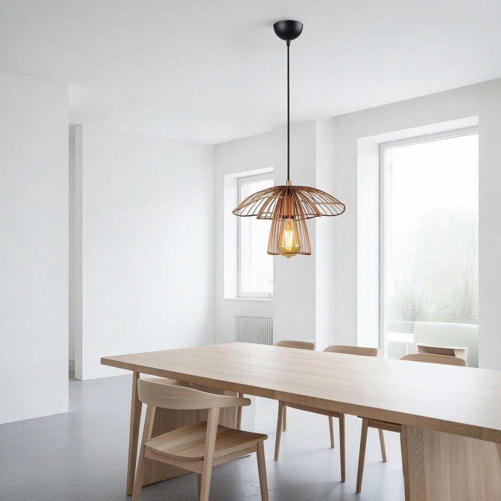 Lustre champignon rosé au-dessus d'une table à manger en bois clair rosé