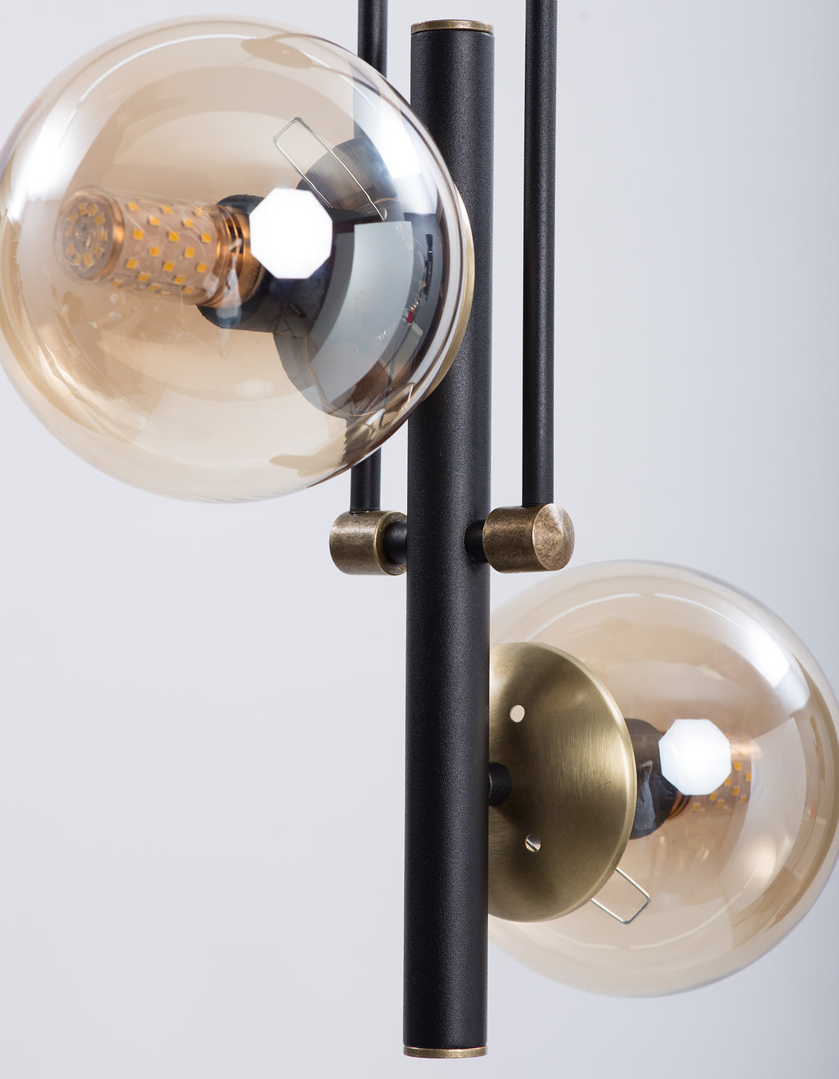 Détail des fixations dorées et des globes en verre ambré du lustre