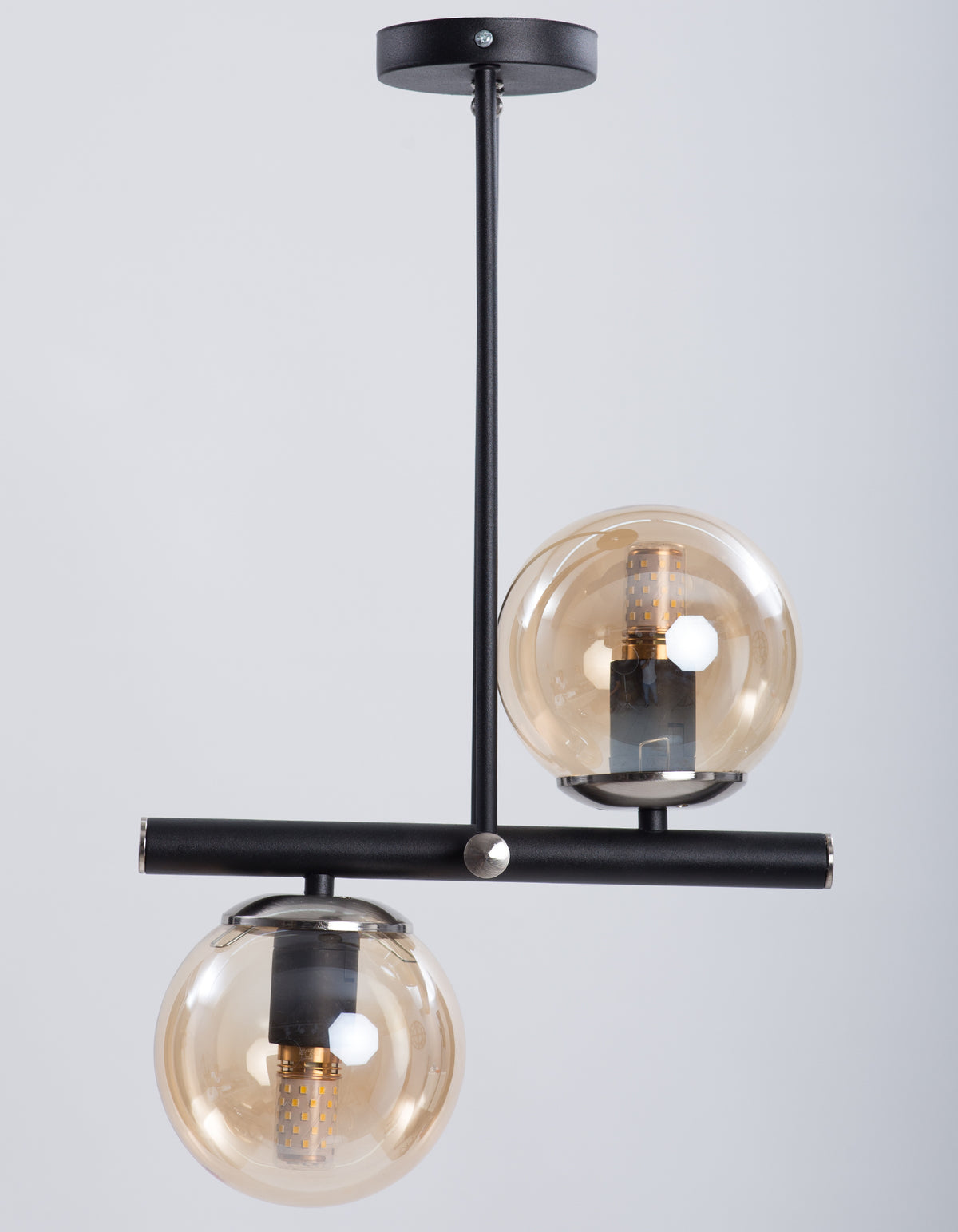 Vue de face du lustre 2 globes ambrés avec structure noire et détails chromés