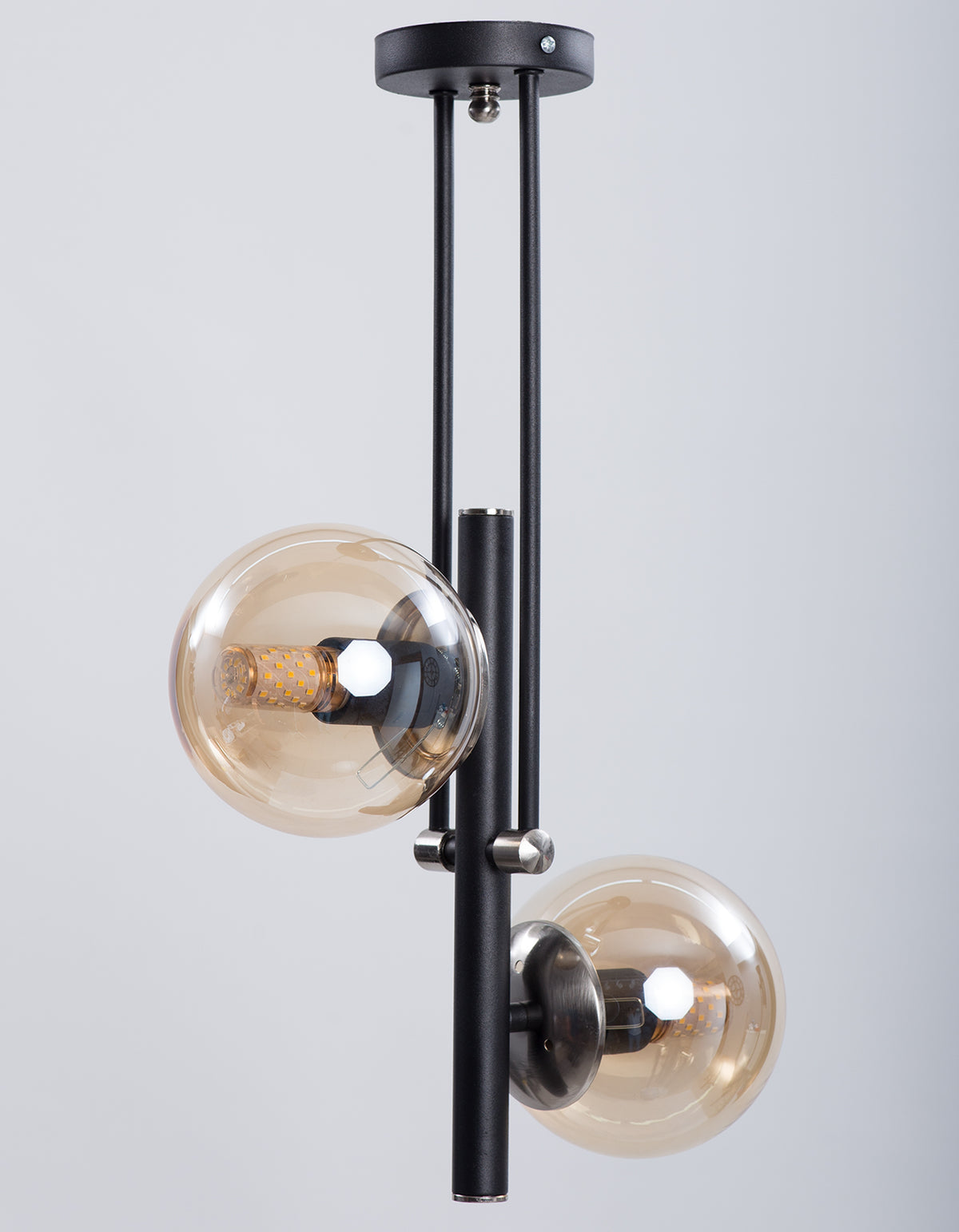Vue de profil du lustre 2 globes ambrés avec structure noire mate