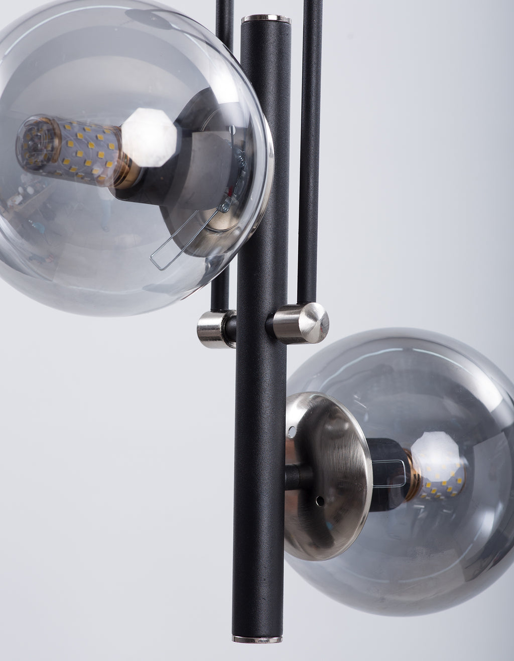 Gros plan des globes en verre fumé transparent et des fixations chromées