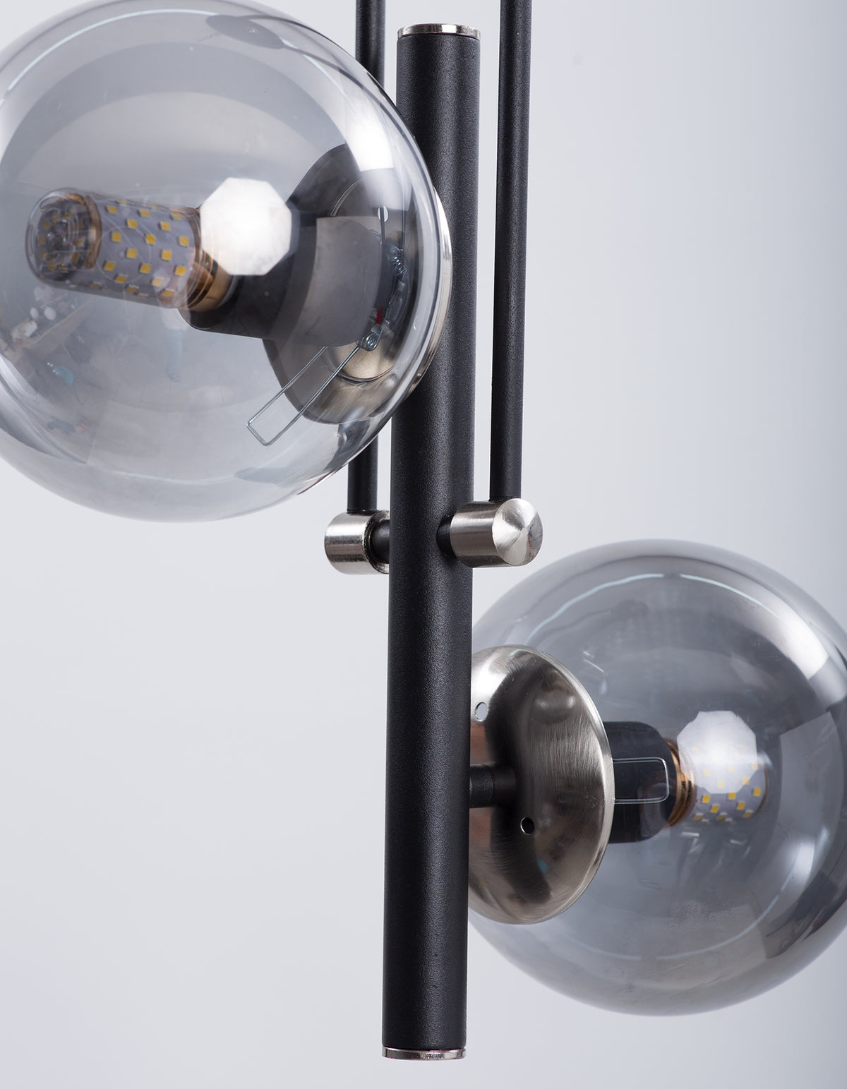 Gros plan des globes en verre fumé transparent et des fixations chromées