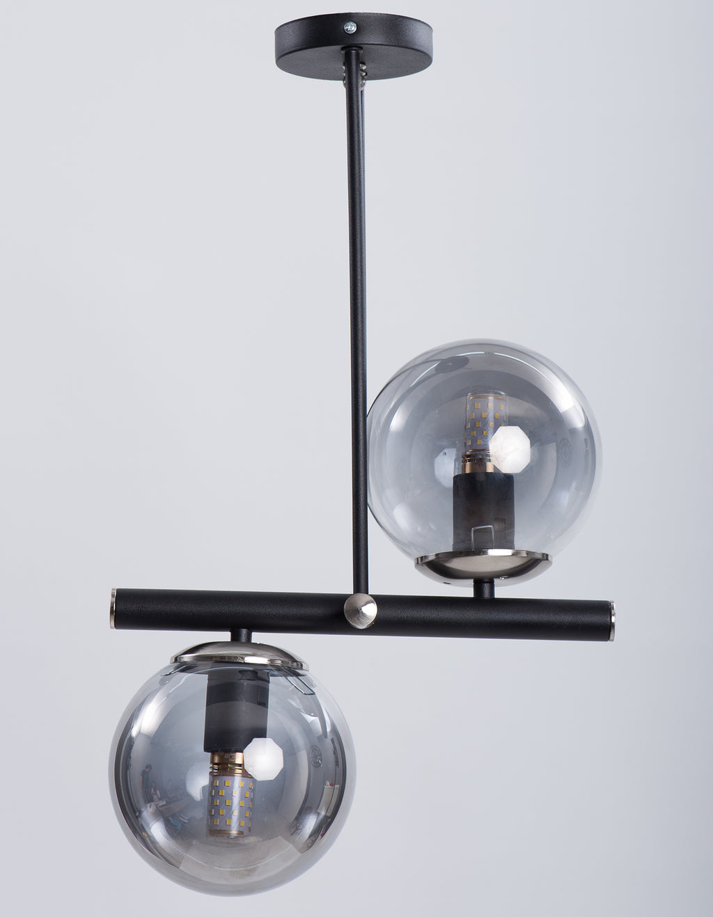 Vue de face du lustre 2 globes fumés sur structure noire avec détails chromés
