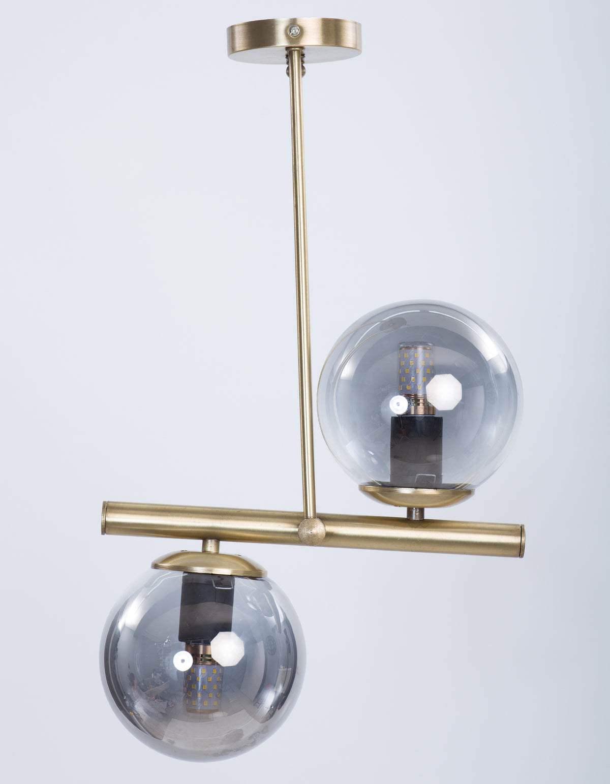 Vue de face du lustre 2 globes fumés avec structure dorée asymétrique