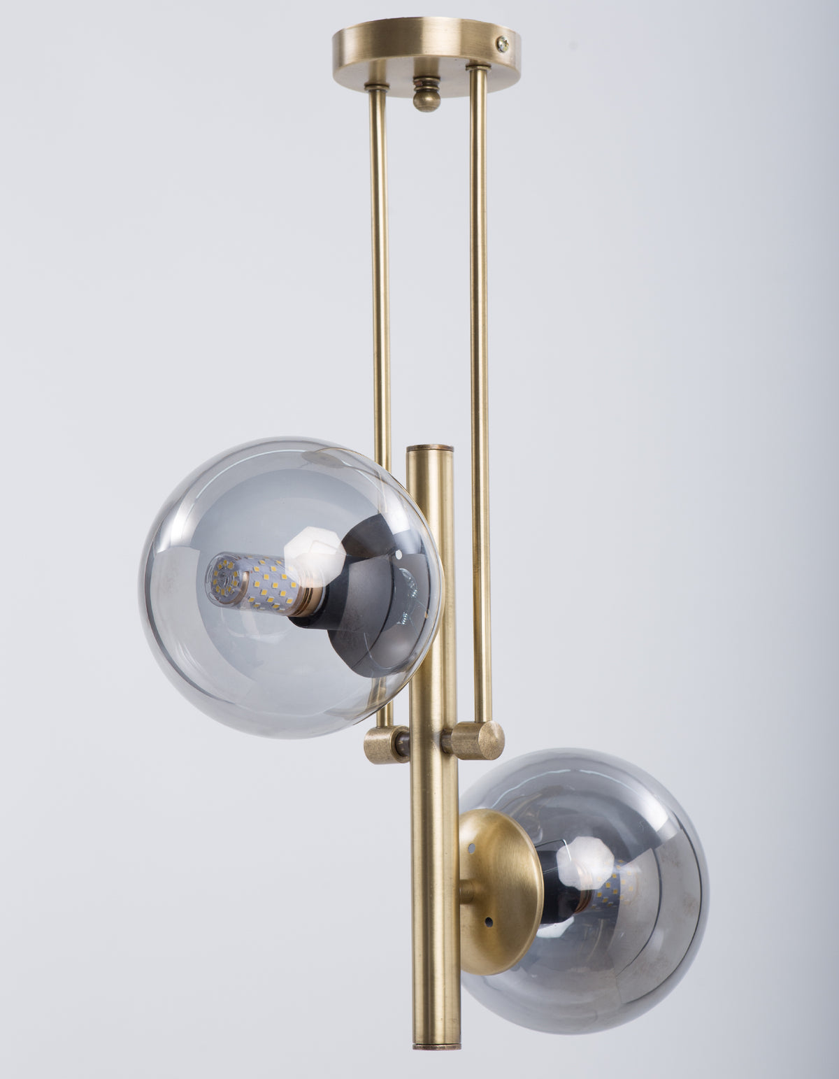 Vue latérale du lustre 2 globes en verre fumé avec structure métallique dorée