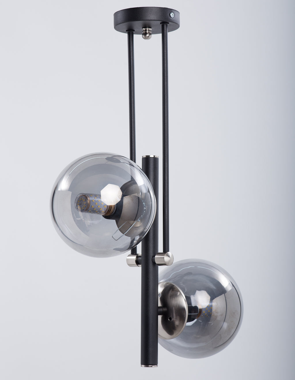Vue latérale du lustre 2 globes fumés avec structure en métal noir mat
