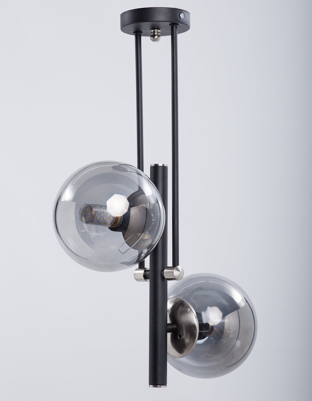 Vue latérale du lustre 2 globes fumés avec structure en métal noir mat