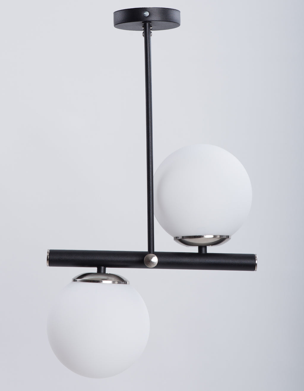 Vue de face du lustre 2 globes opale blanc sur structure noire mate