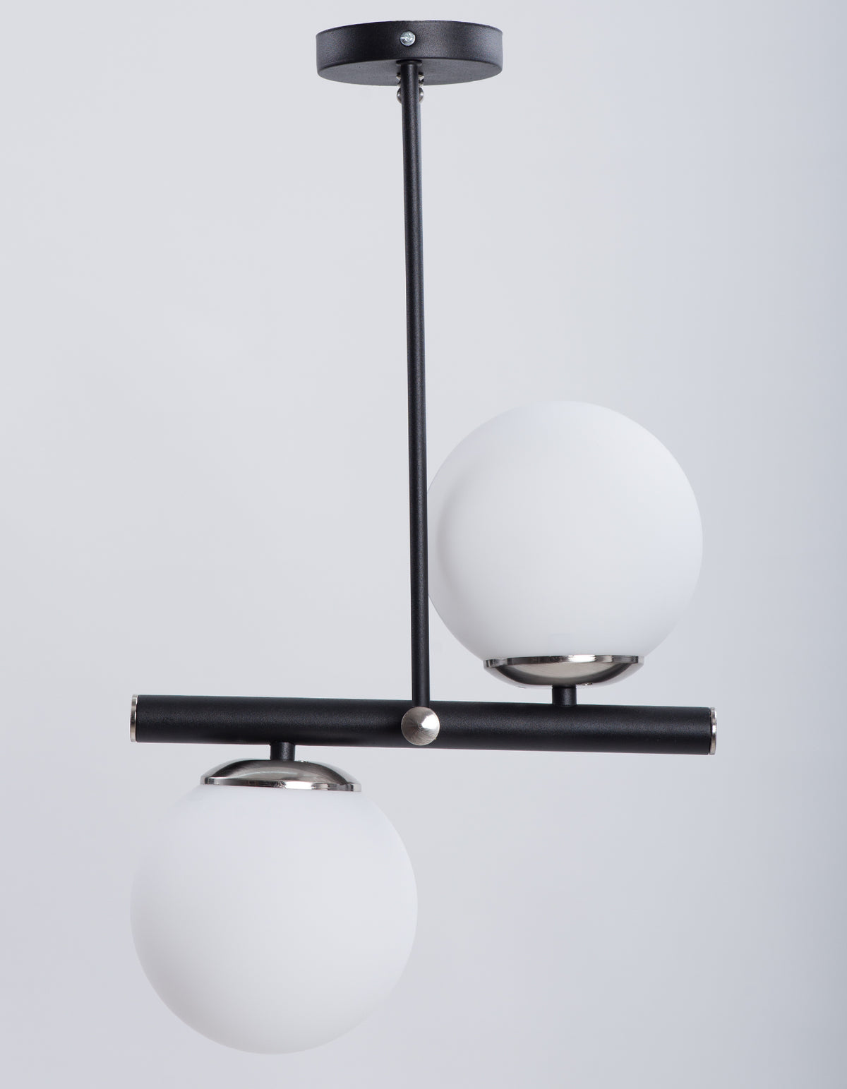 Vue de face du lustre 2 globes opale blanc sur structure noire mate