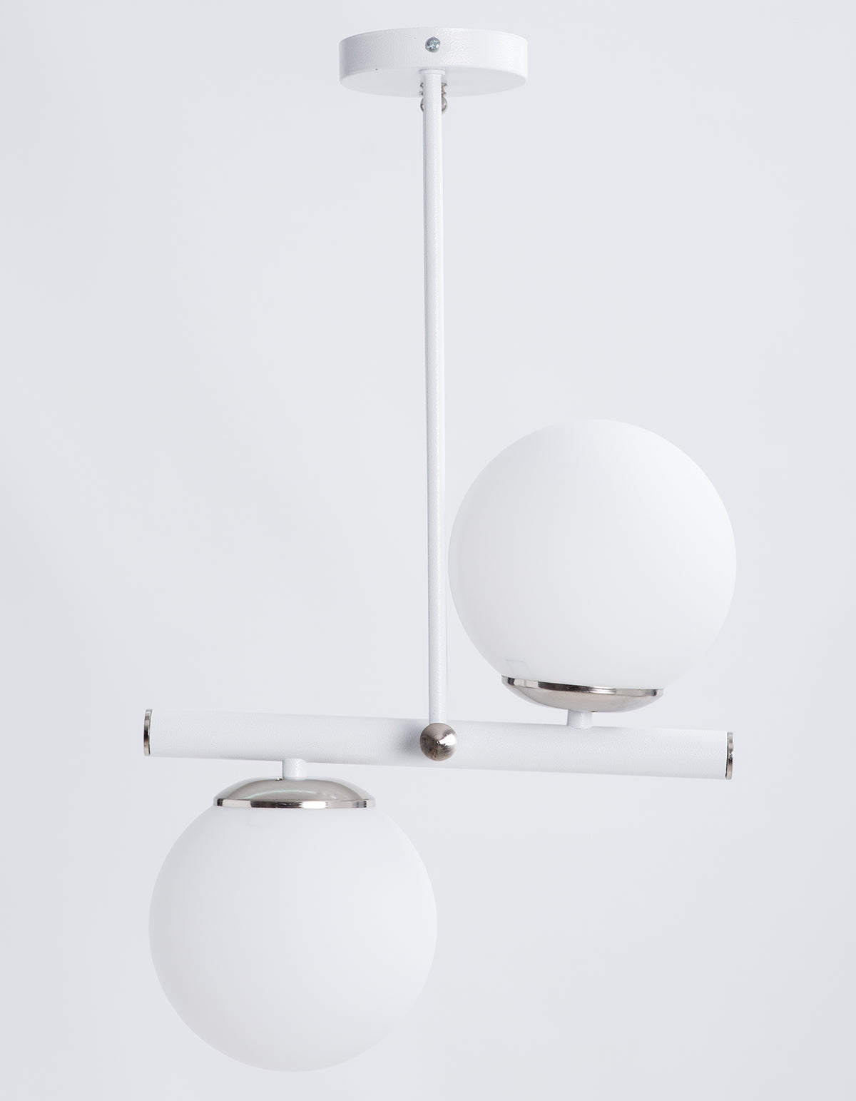 Vue de face du lustre 2 globes opale blanc avec structure blanche et détails chromés