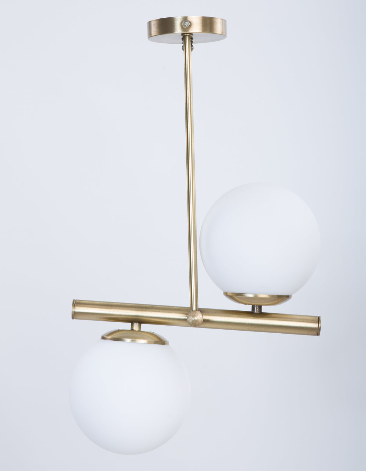 Vue de face du lustre 2 globes opale blanc avec structure dorée asymétrique