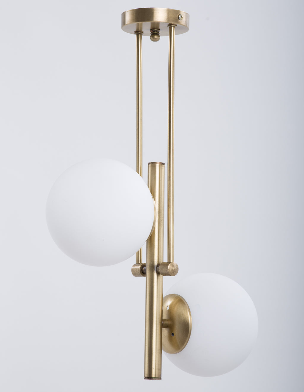 Vue latérale du lustre 2 globes blanc opale avec structure métallique dorée