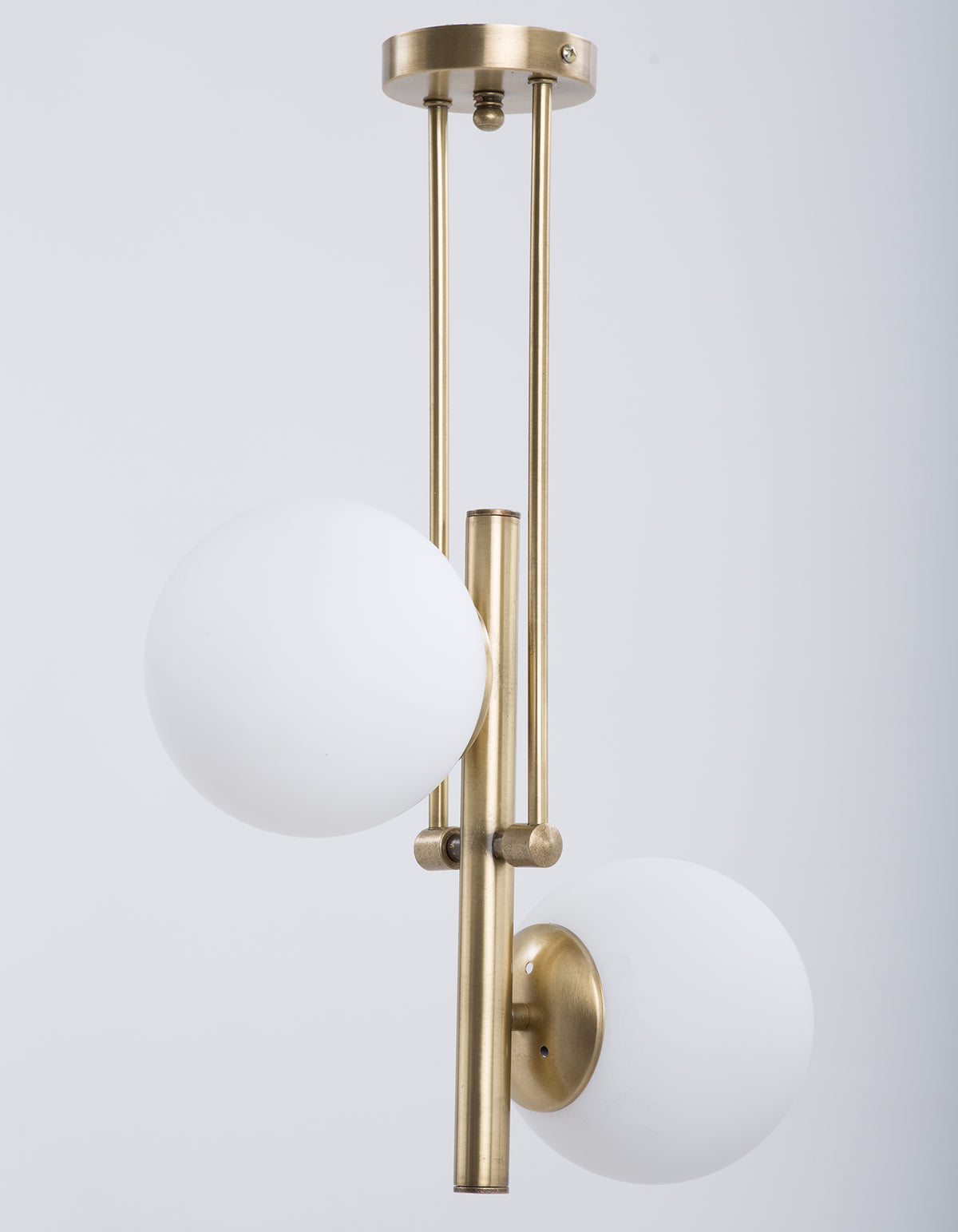 Vue latérale du lustre 2 globes blanc opale avec structure métallique dorée
